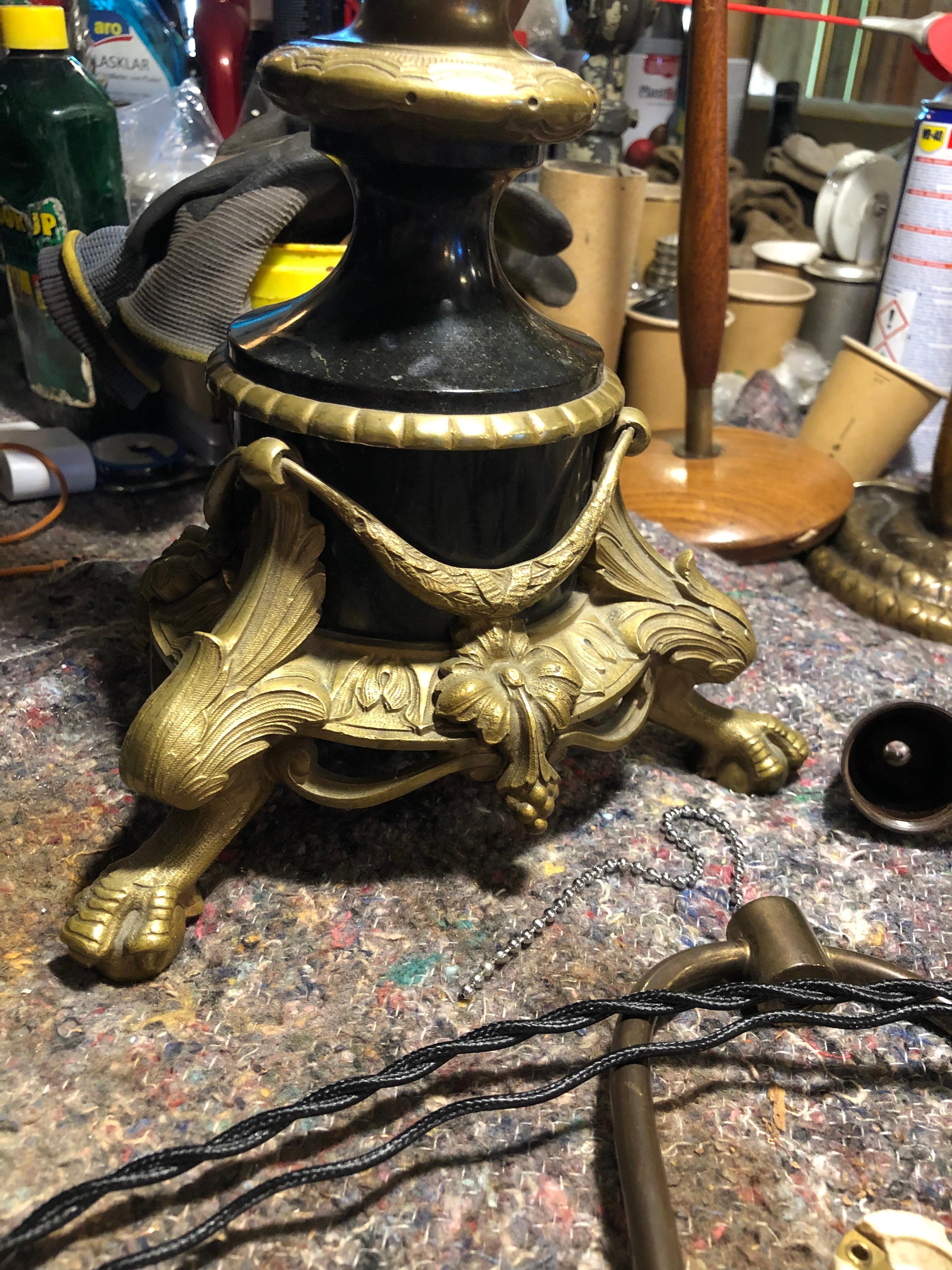 Große antike Regency-Tischlampe aus Messing und poliertem schwarzem Marmor im Angebot 1