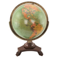 Grand globe de bibliothèque ancien encadré de laiton avec base en bois et pieds en forme de griffes