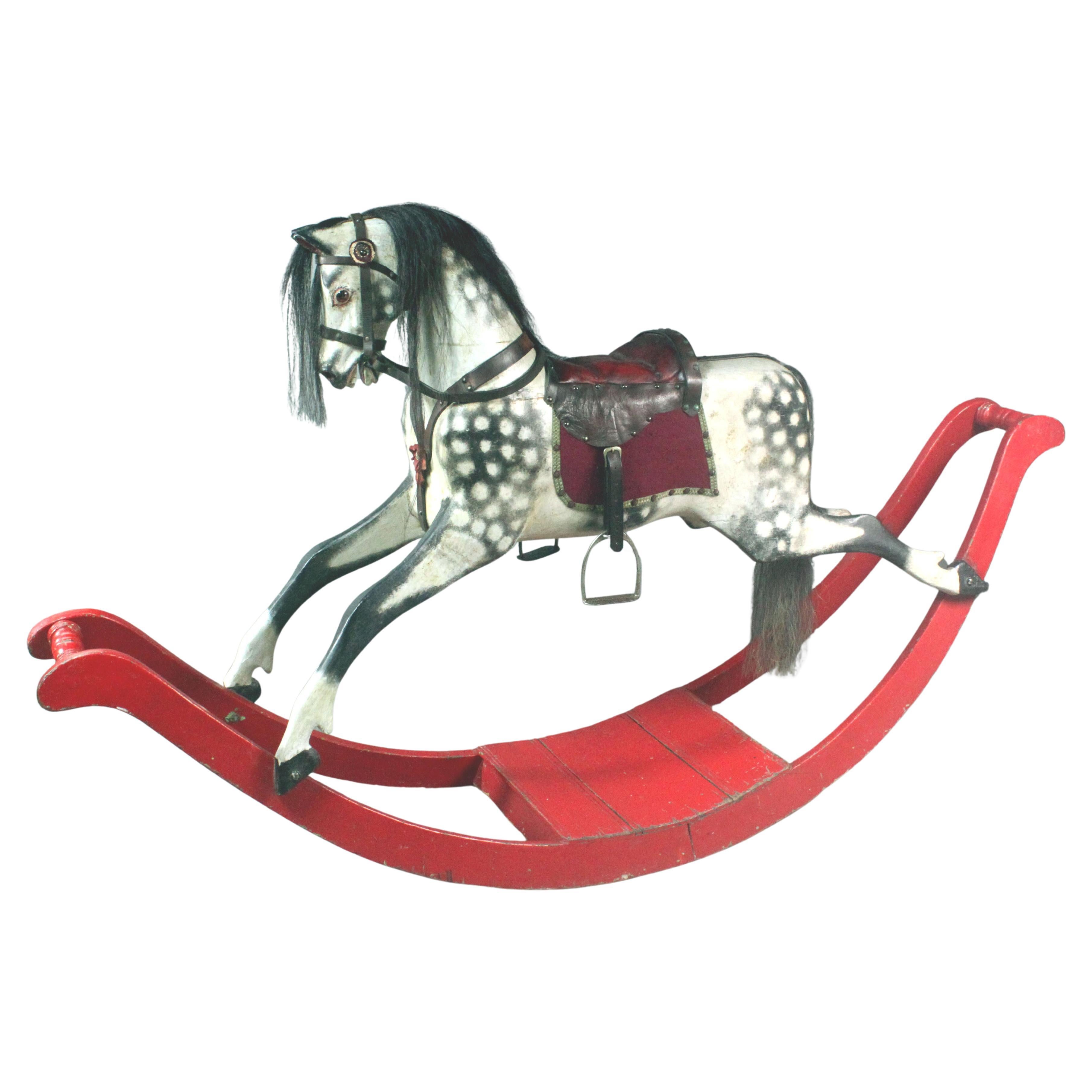 Grand cheval à bascule antique sur des bascules en bois incurvées