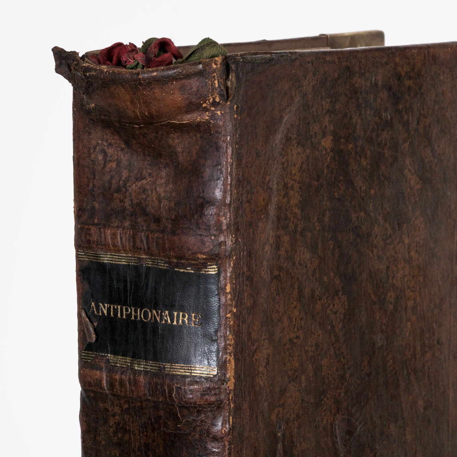 Large Antique Roman Hymnal or Song Book “Antiphonaire”, 1862   In Good Condition For Sale In AMSTERDAM, NH