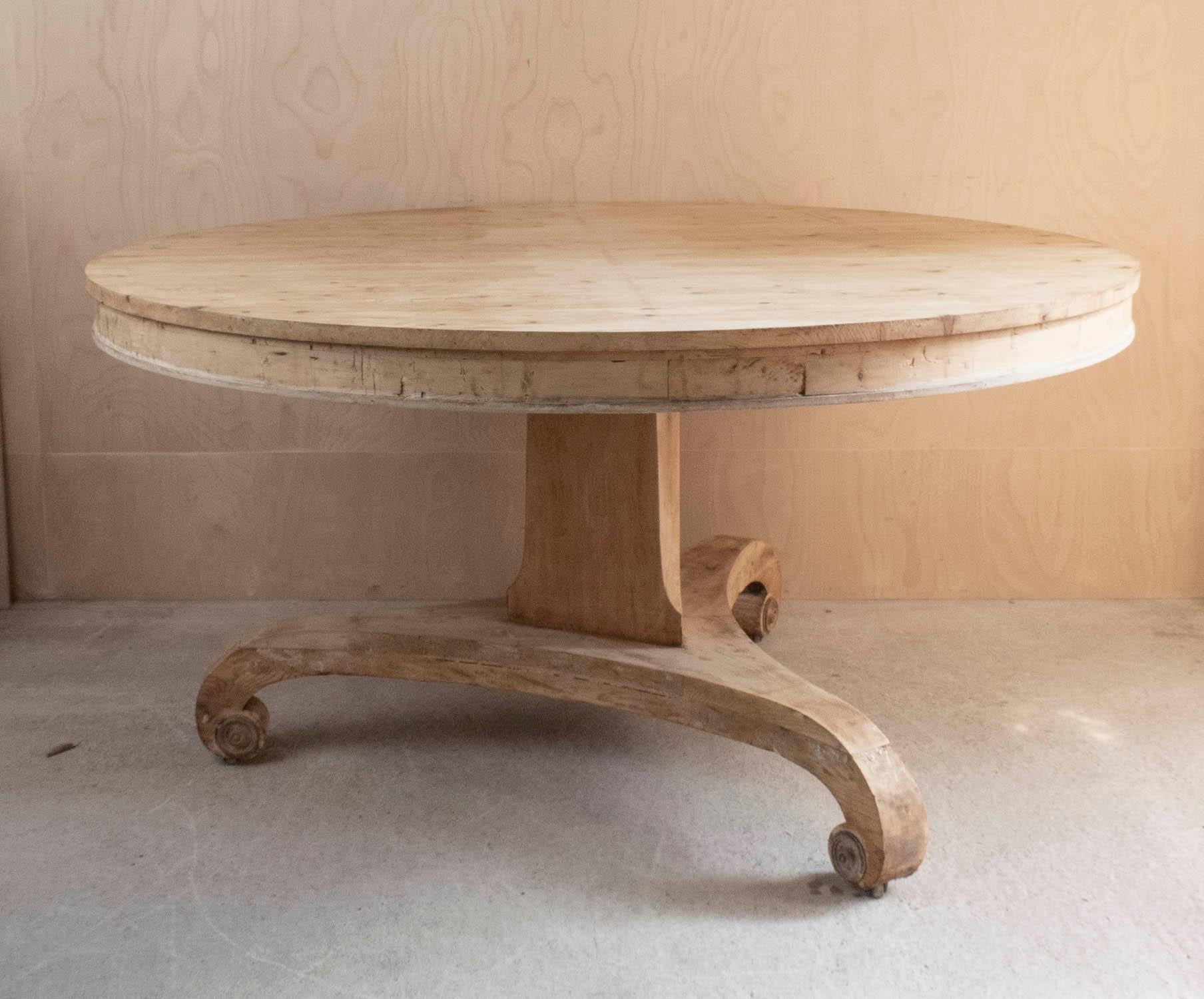 Grande table ronde ancienne en pin de style palladien. A.C.C. C.1835 en vente 6