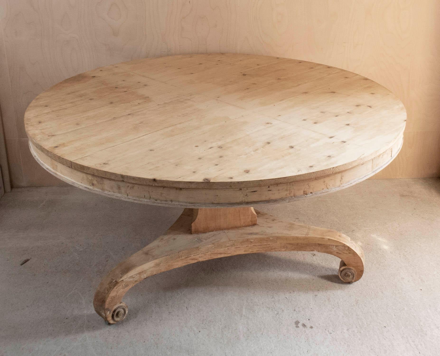 Grande table ronde ancienne en pin de style palladien. A.C.C. C.1835 en vente 7