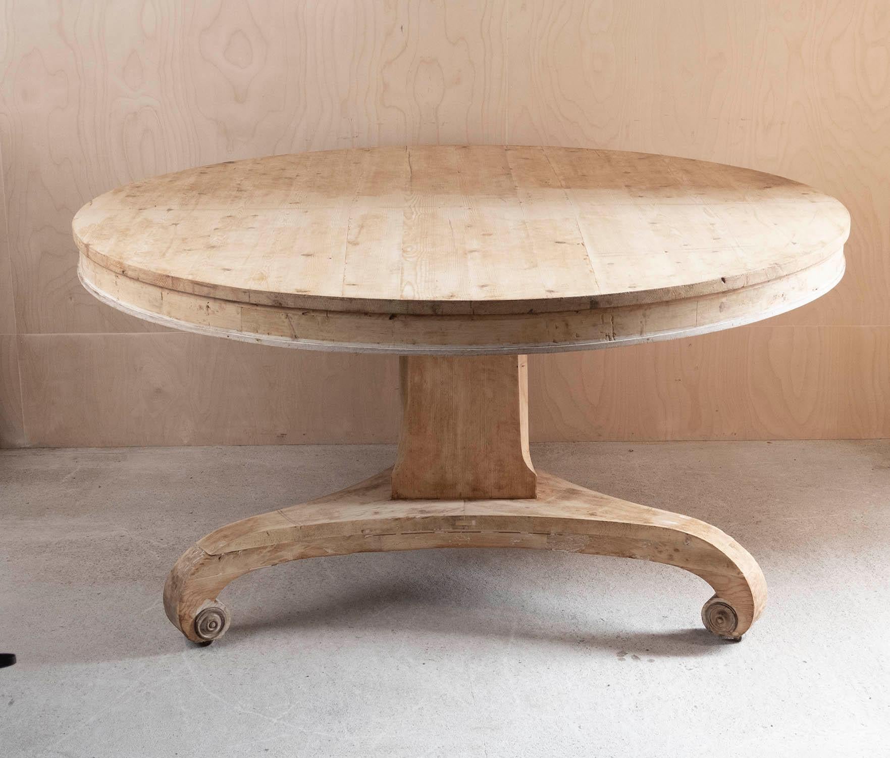 Milieu du XIXe siècle Grande table ronde ancienne en pin de style palladien. A.C.C. C.1835 en vente