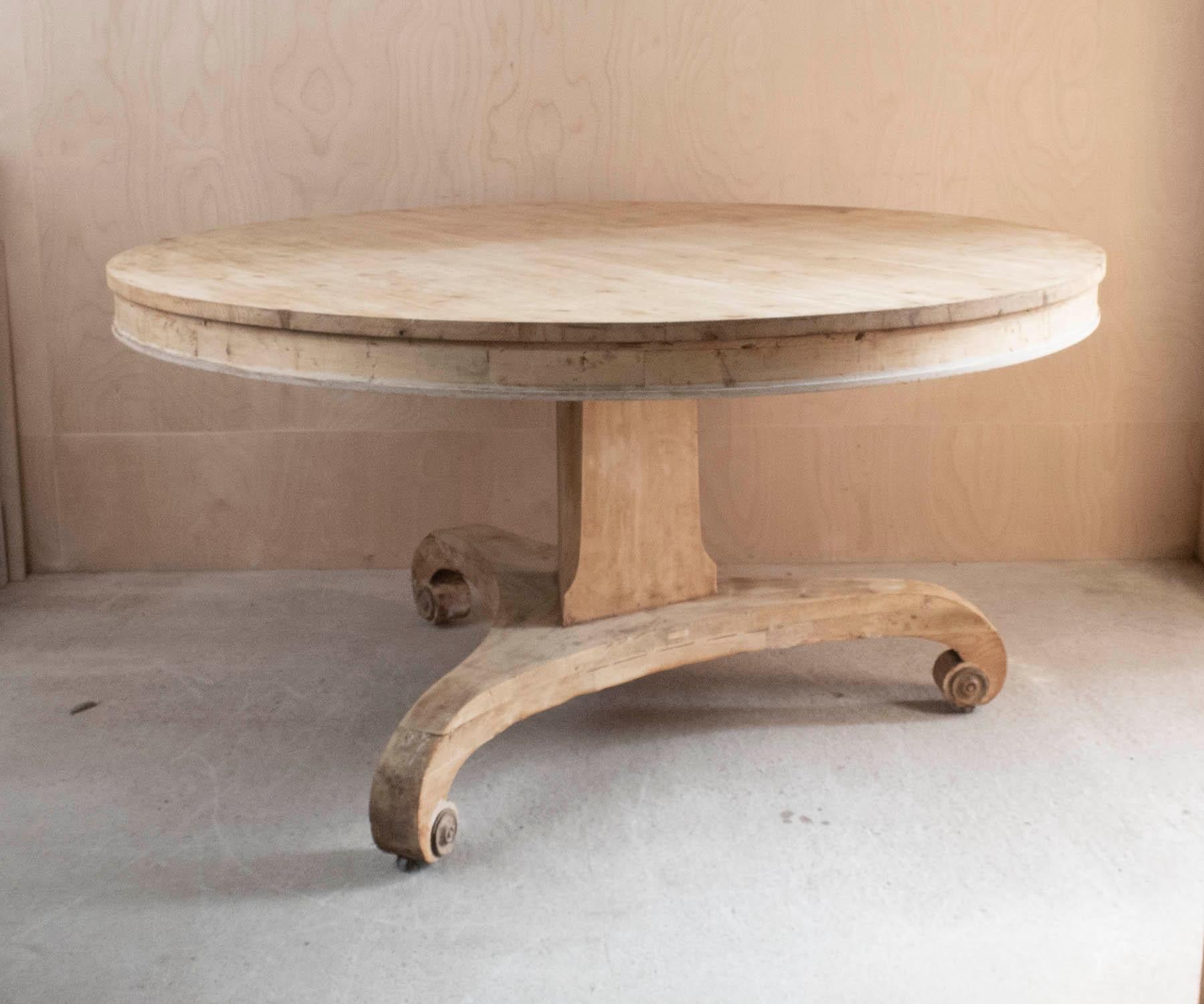 Pin Grande table ronde ancienne en pin de style palladien. A.C.C. C.1835 en vente