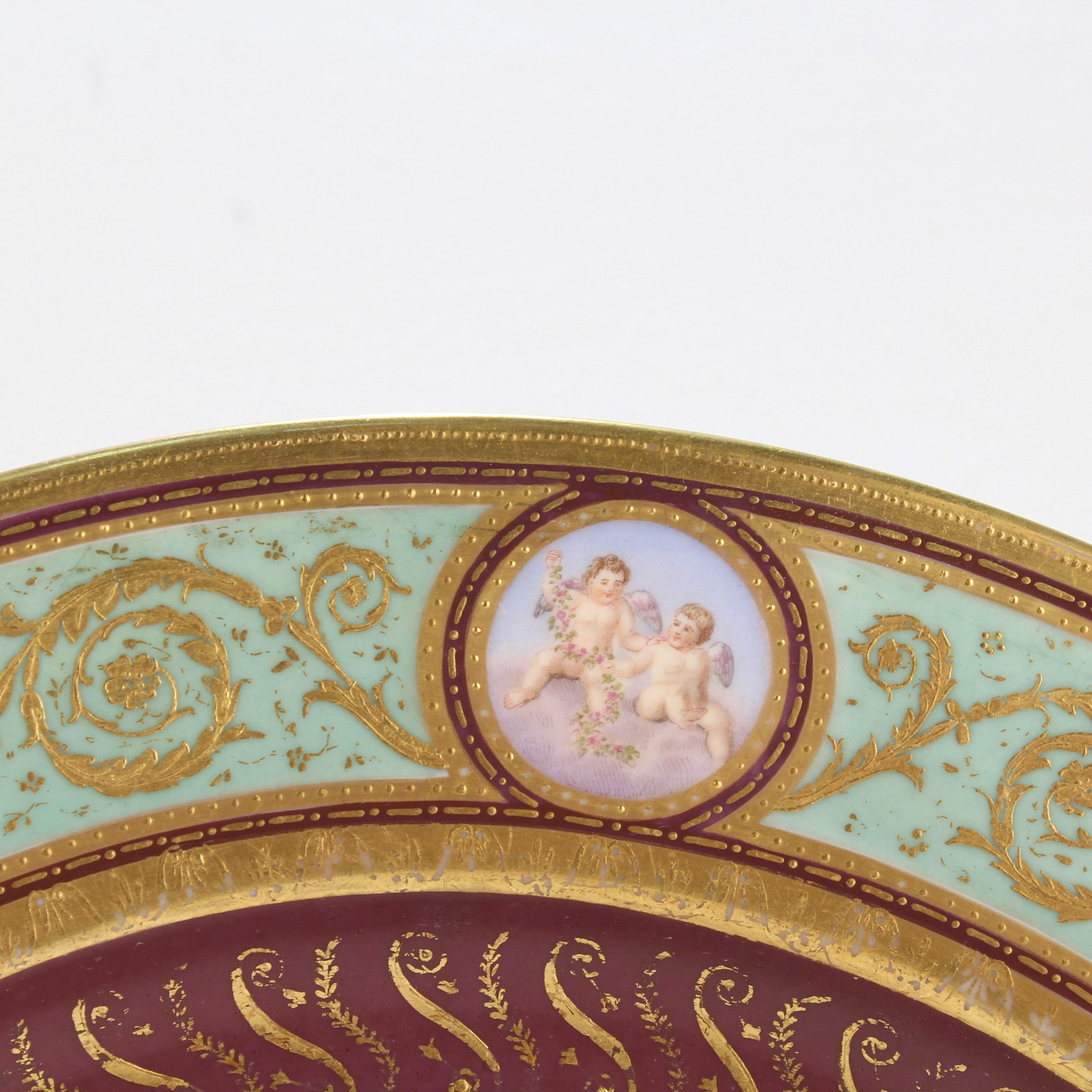 Doré Grande assiette de présentation ou assiette de rangement ancienne peinte à la main de style Royal Vienna en vente