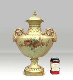 Grand vase et couvercle ancien en porcelaine ivoire poudré Royal Worcester