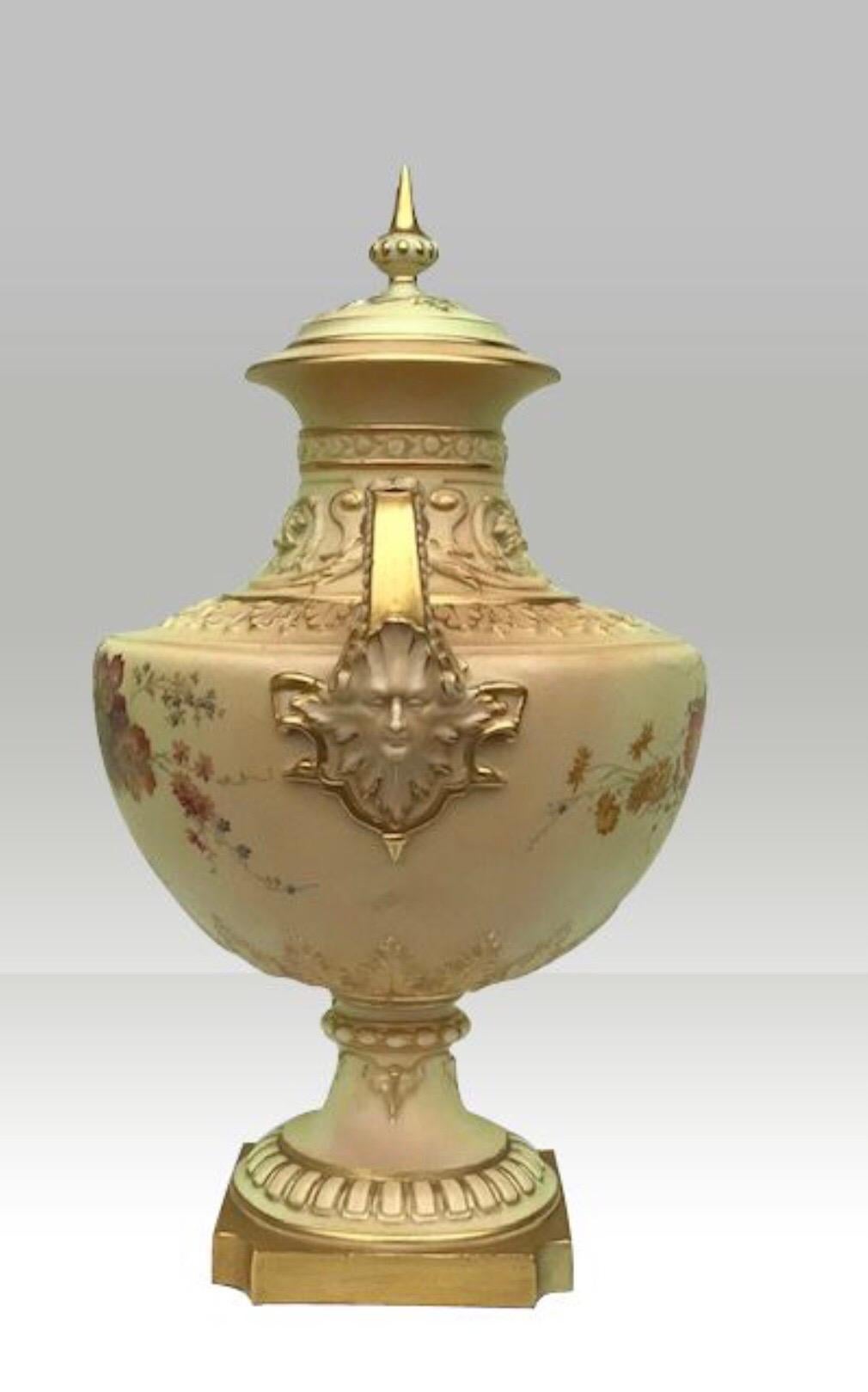 Large Antique Royal Worcester Blush Ivory Porcelain Vase and Cover In Excellent Condition For Sale In Antrim, GB