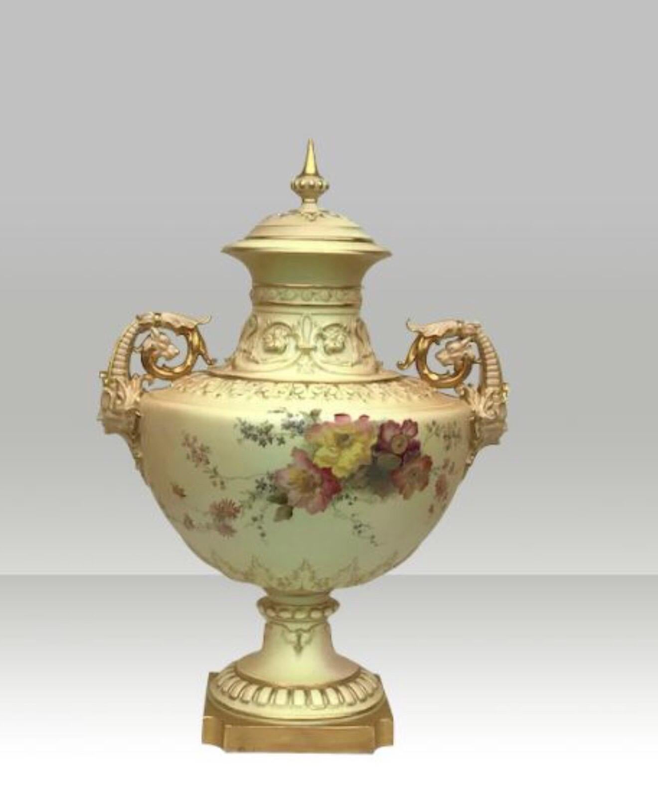 Large Antique Royal Worcester Blush Ivory Porcelain Vase and Cover For Sale 1