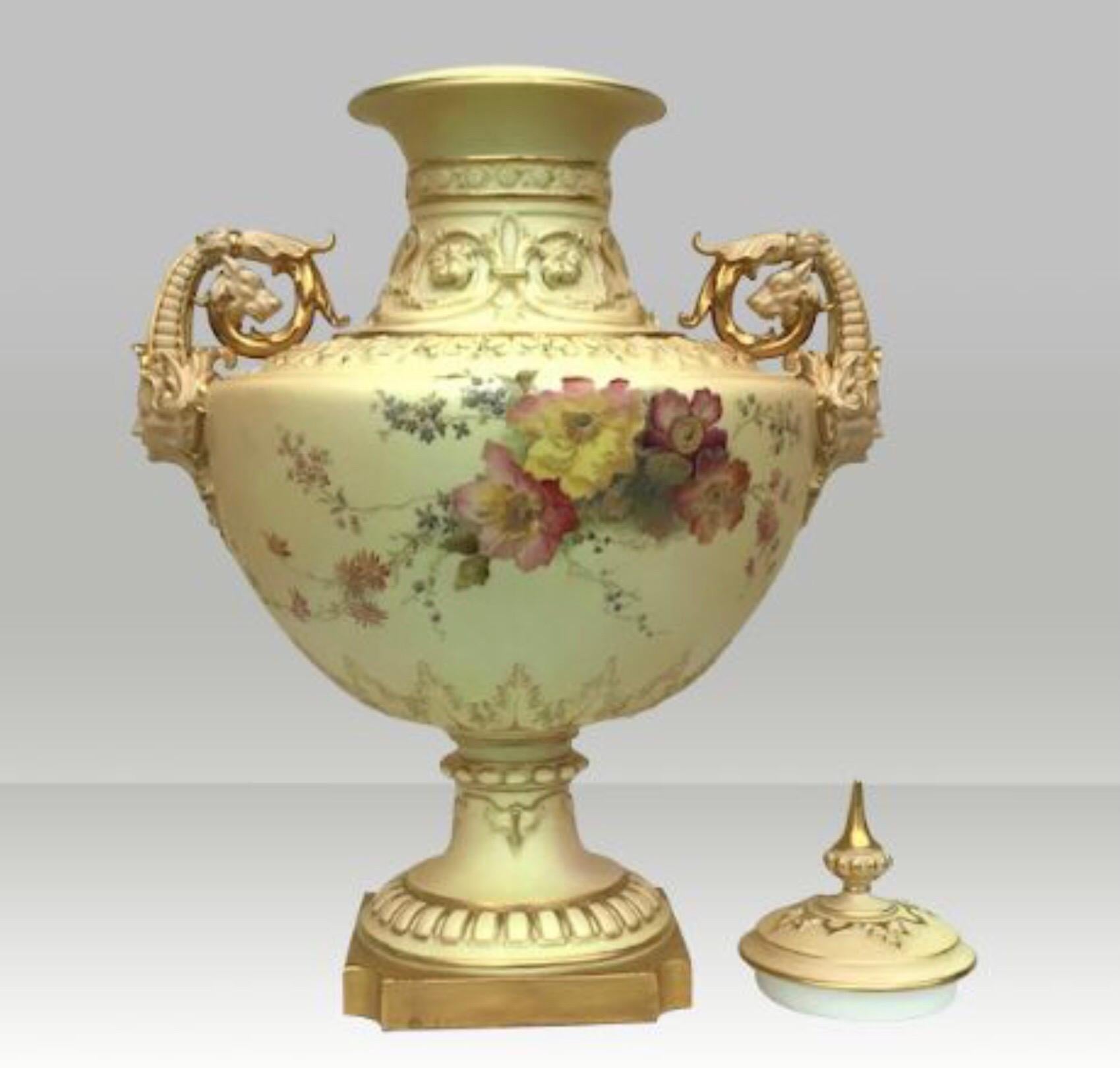Large Antique Royal Worcester Blush Ivory Porcelain Vase and Cover For Sale 2