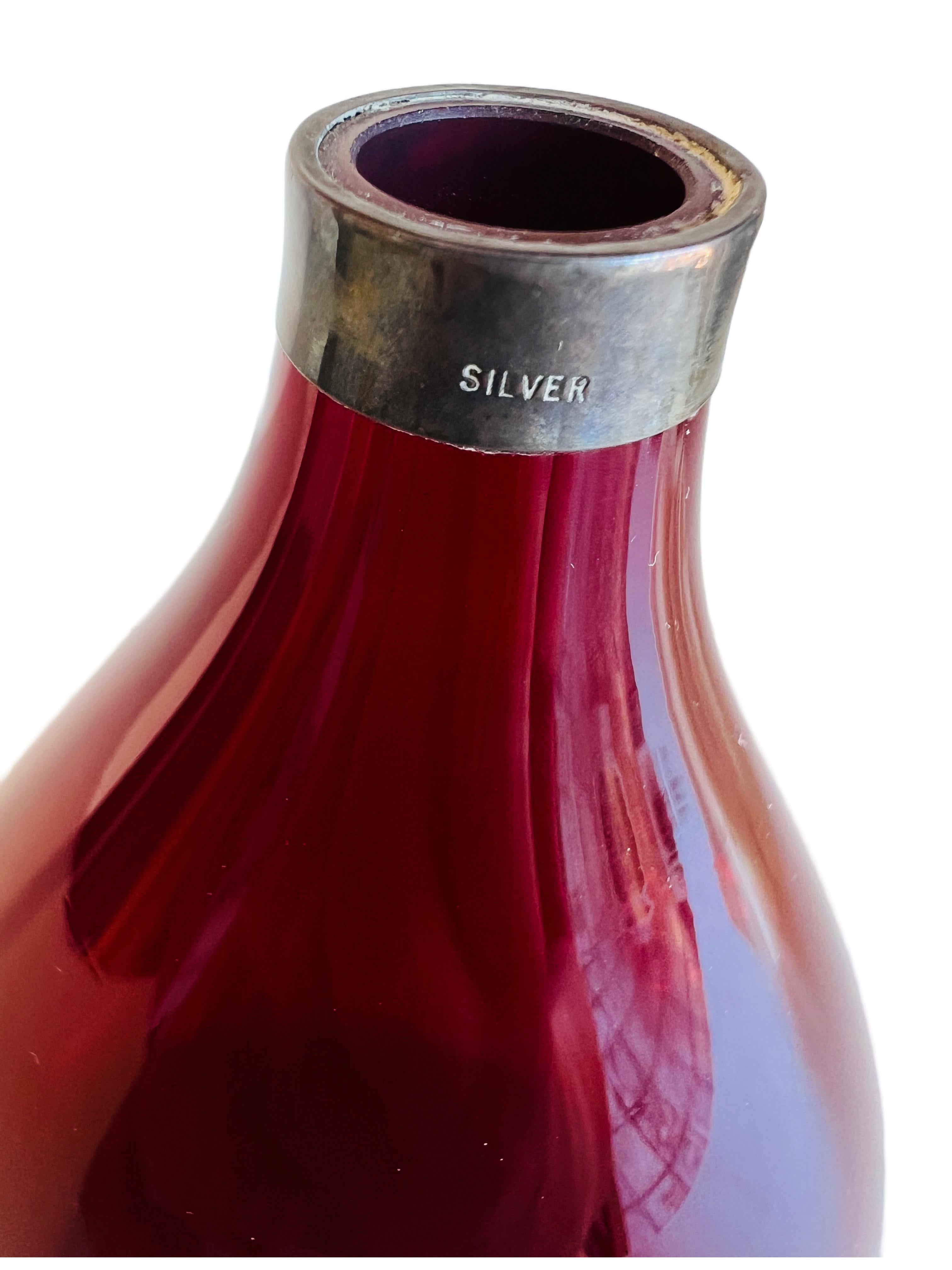 Große antike Rubinrote, undurchsichtige mundgeblasene Silber-Parfümflasche aus Köln im Zustand „Gut“ im Angebot in Sausalito, CA