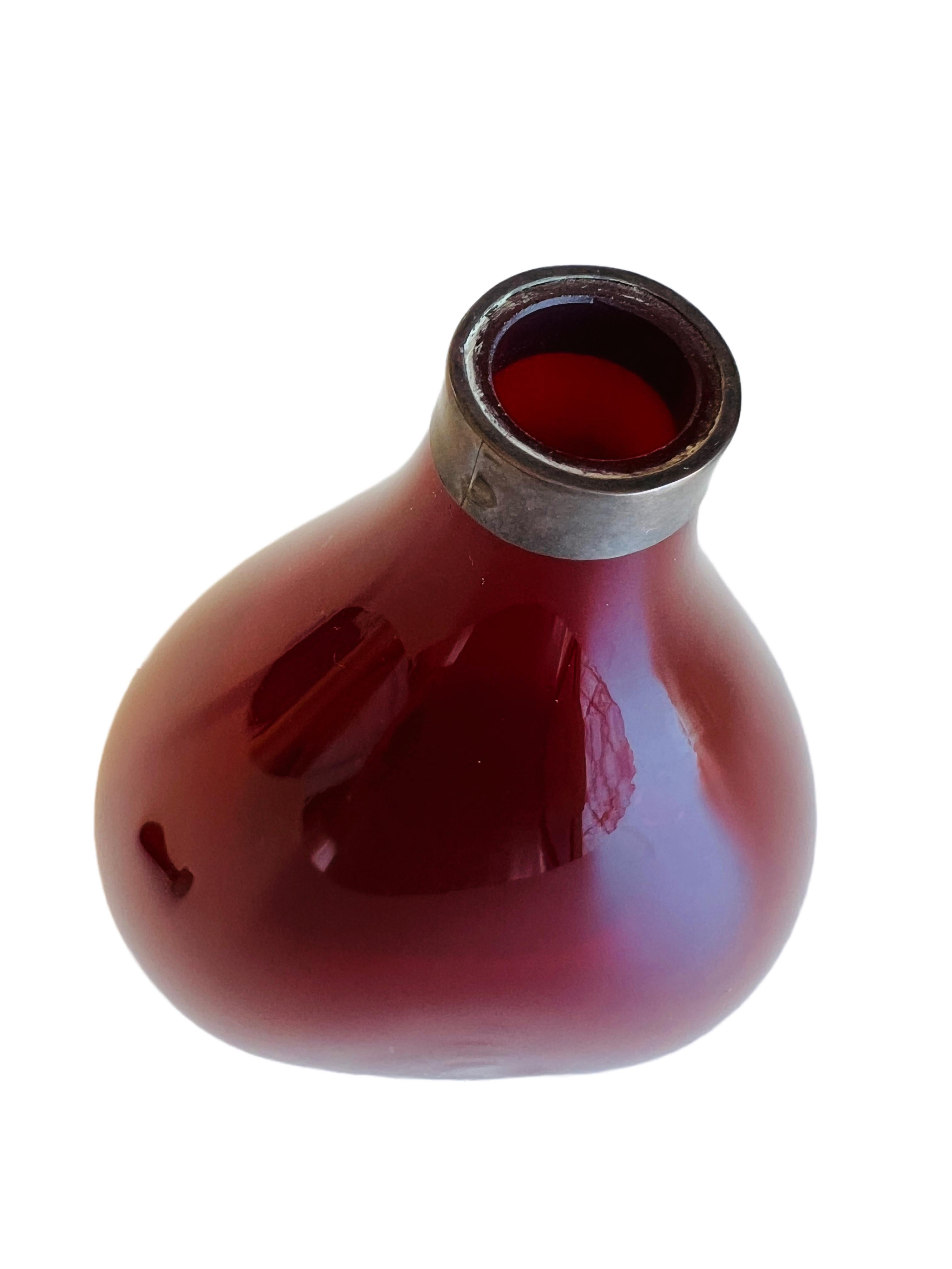 Artisan Grand flacon de parfum Cologne en verre soufflé argenté opaque rouge rubis ancien en vente