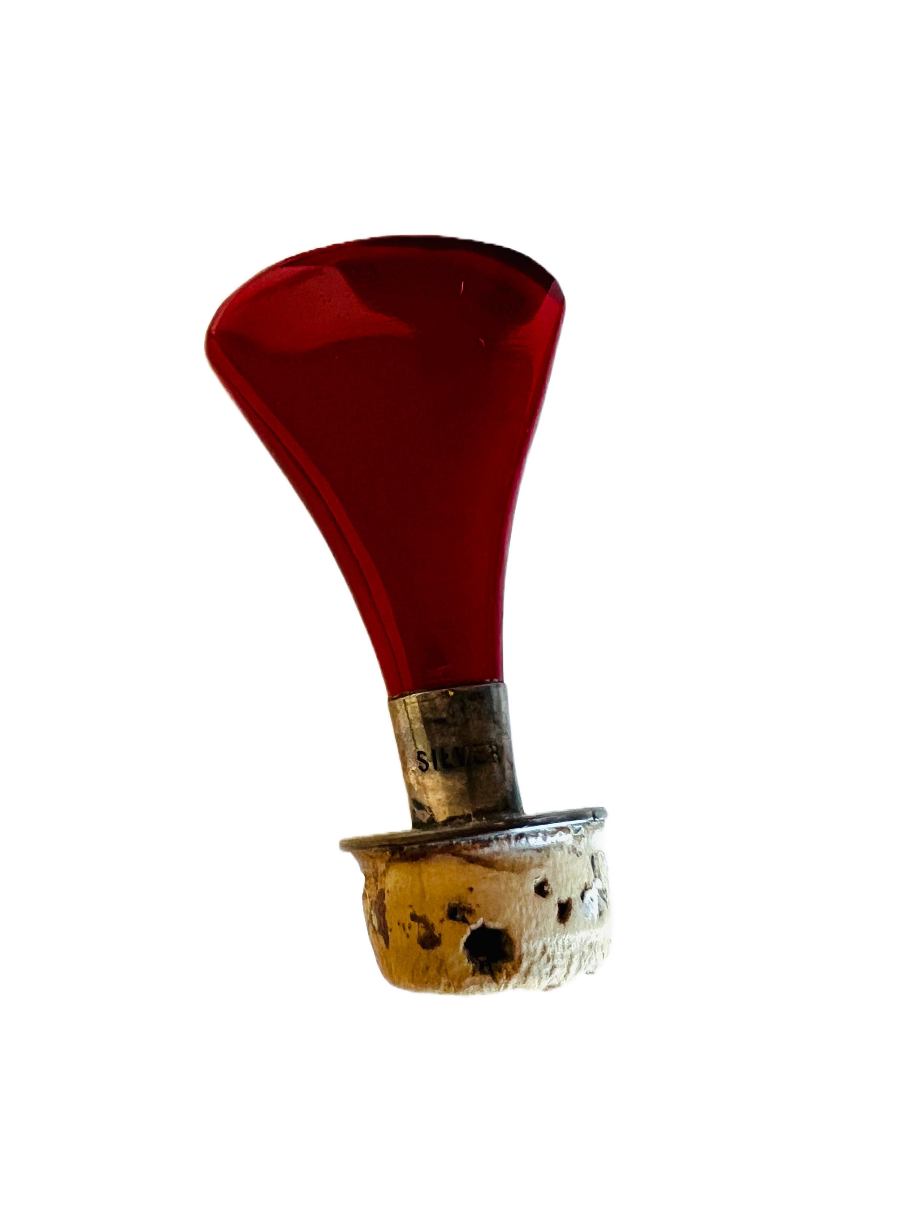 Grand flacon de parfum Cologne en verre soufflé argenté opaque rouge rubis ancien Unisexe en vente