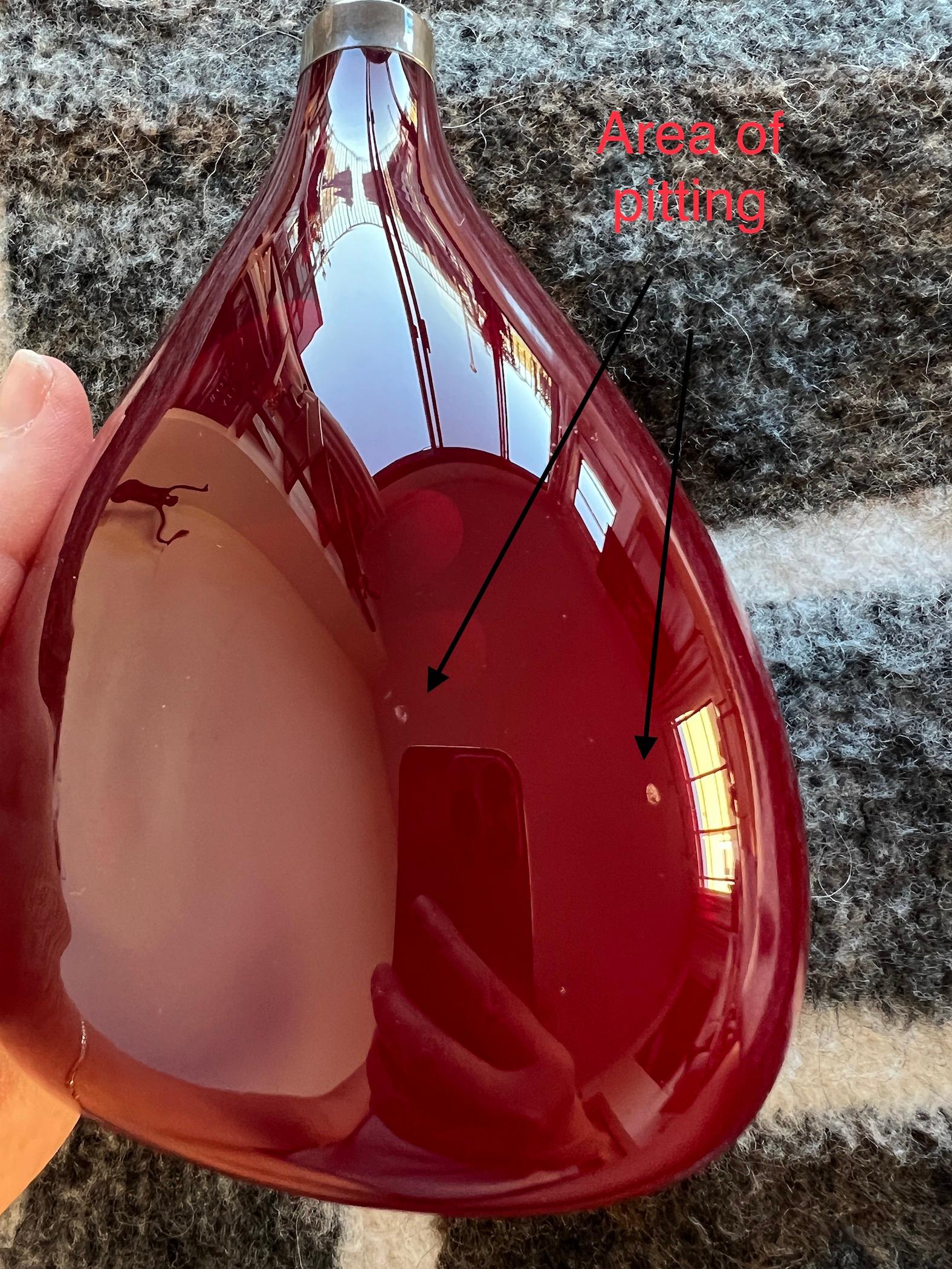 Gran frasco antiguo de perfume de colonia de vidrio soplado rojo rubí opaco plateado en venta 3
