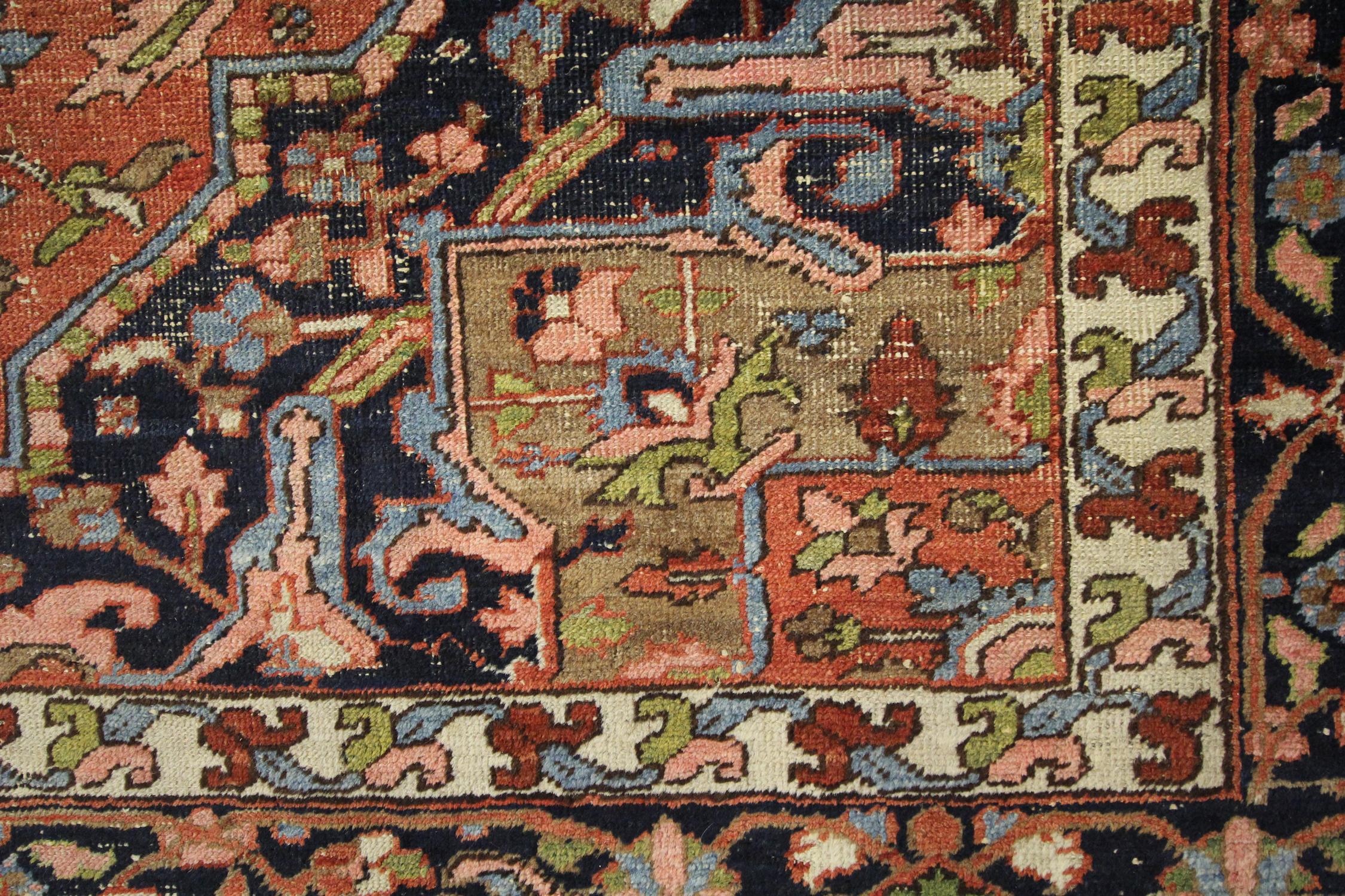 Großer antiker Orientteppich, handgewebt, traditioneller Stil  Wolle im Angebot 4