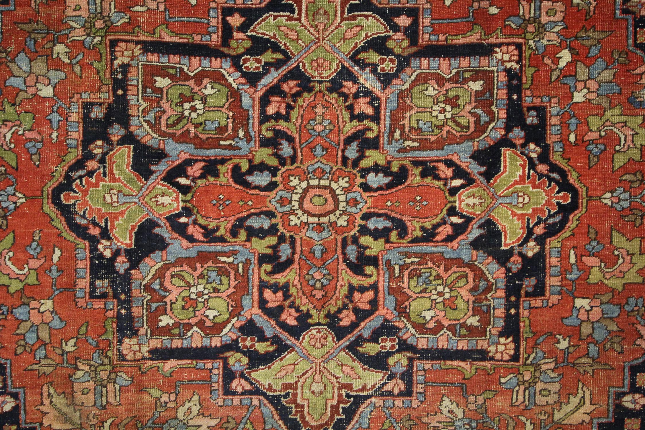 Großer antiker Orientteppich, handgewebt, traditioneller Stil  Wolle (Moderne der Mitte des Jahrhunderts) im Angebot