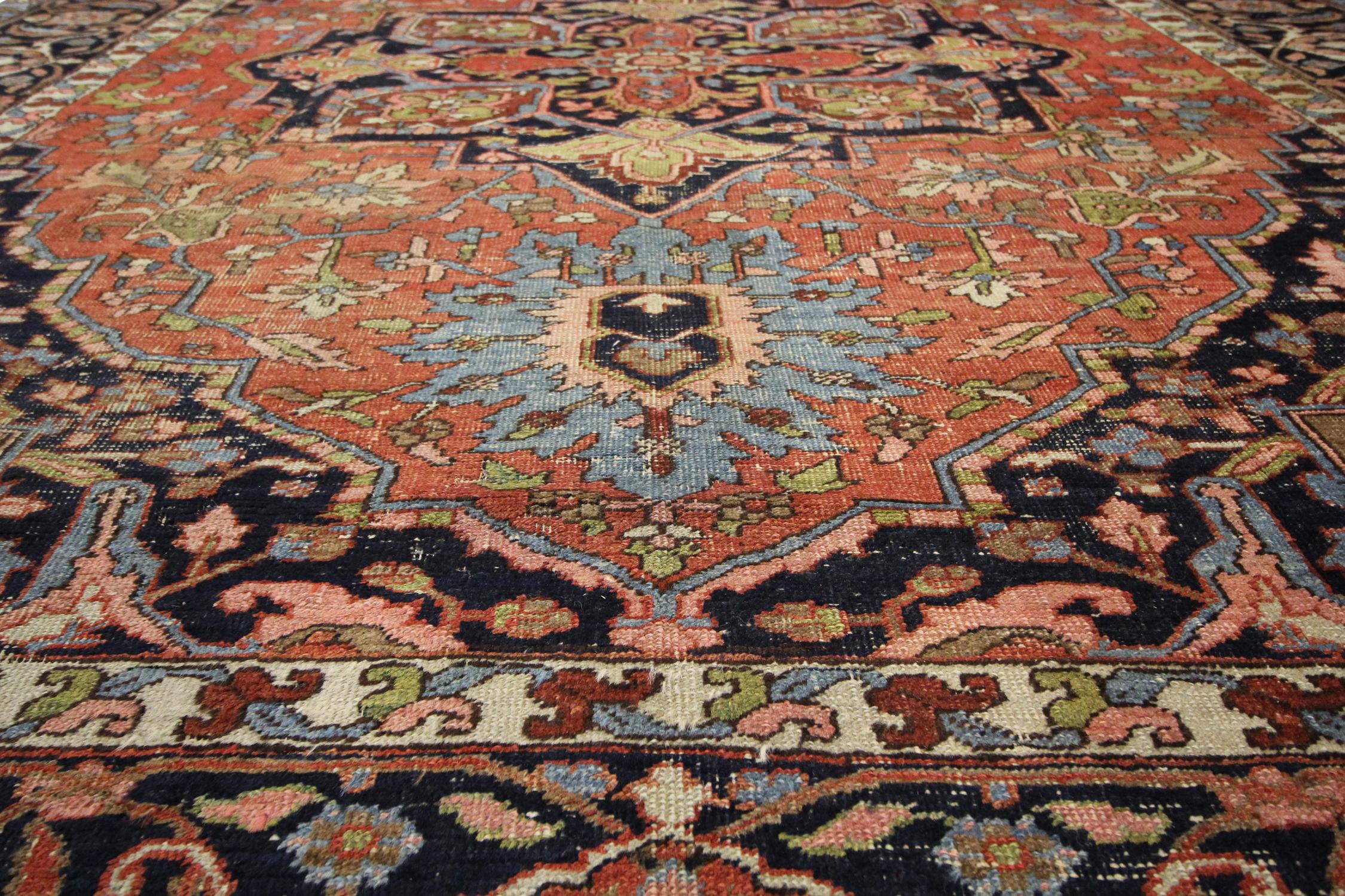 Large Antique Rugs Oriental Carpet Handwoven Traditional  Wool In Good Condition For Sale In Hampshire, GB