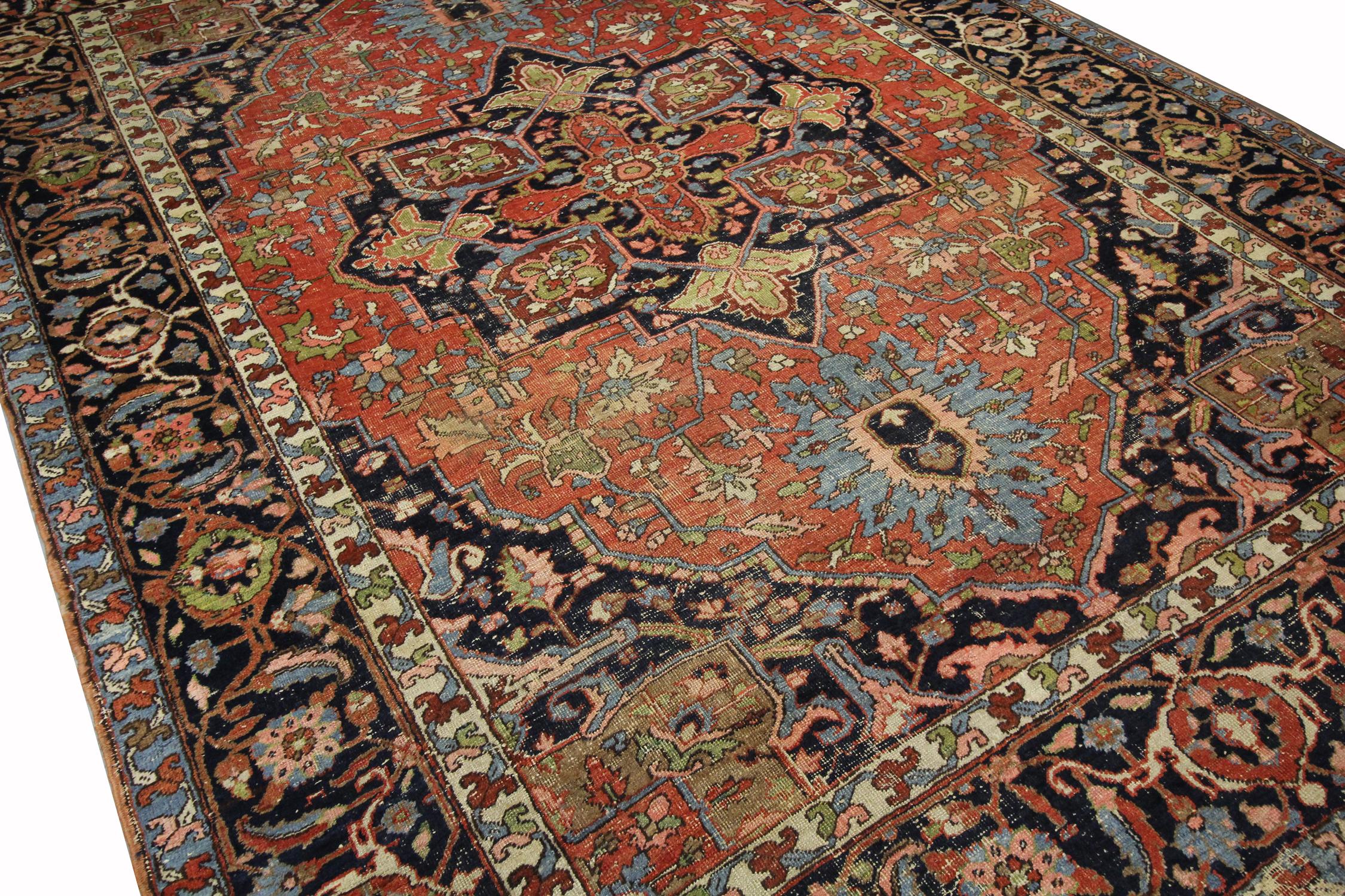 Großer antiker Orientteppich, handgewebt, traditioneller Stil  Wolle im Angebot 1