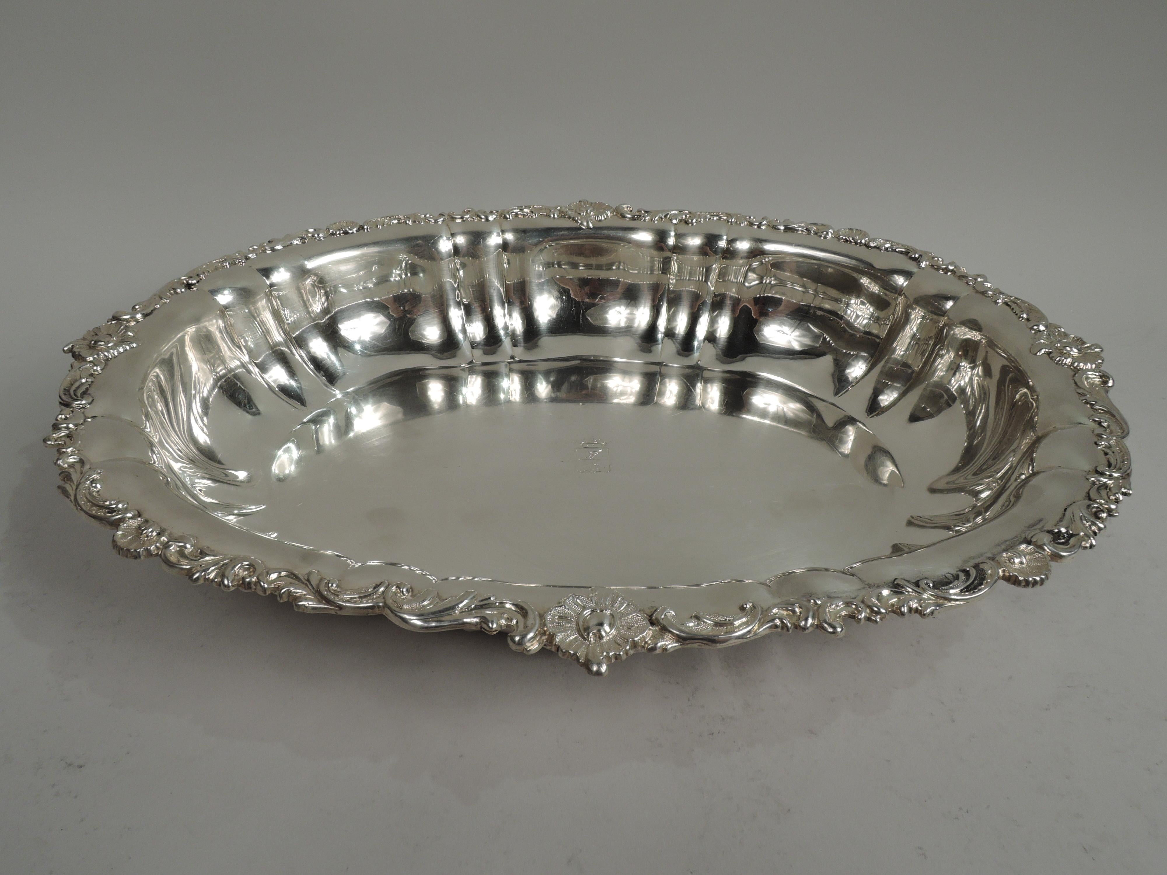 Grande ciotola russa classica in argento 875, 1843 circa. Pozzo ovale con armoriale inciso e lati curvi e scanalati con armoriali applicati a volute e conchiglie (vuoto). Il bordo presenta foglie, volute e conchiglie applicate. Completamente marcato