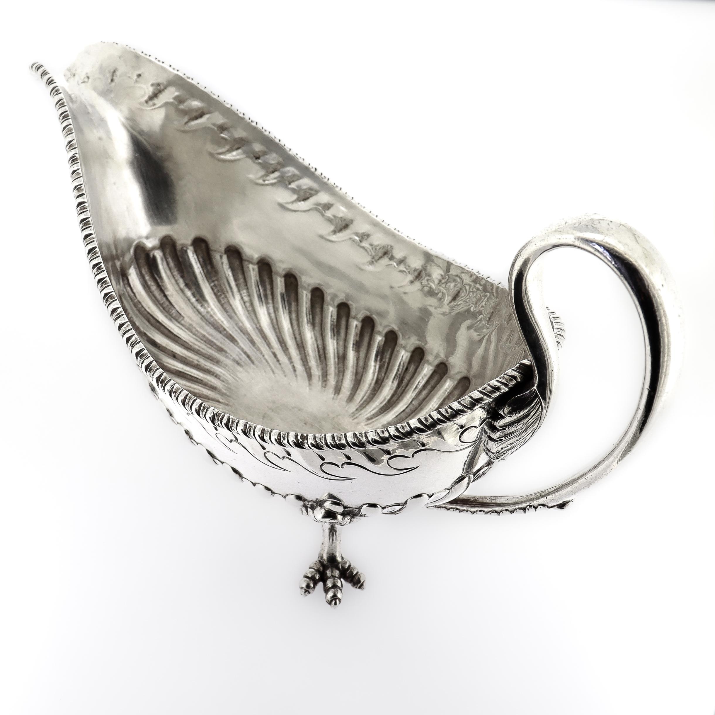 Gran salsera antigua de plata de ley S. Kirk & Son con patas de garra en venta 4