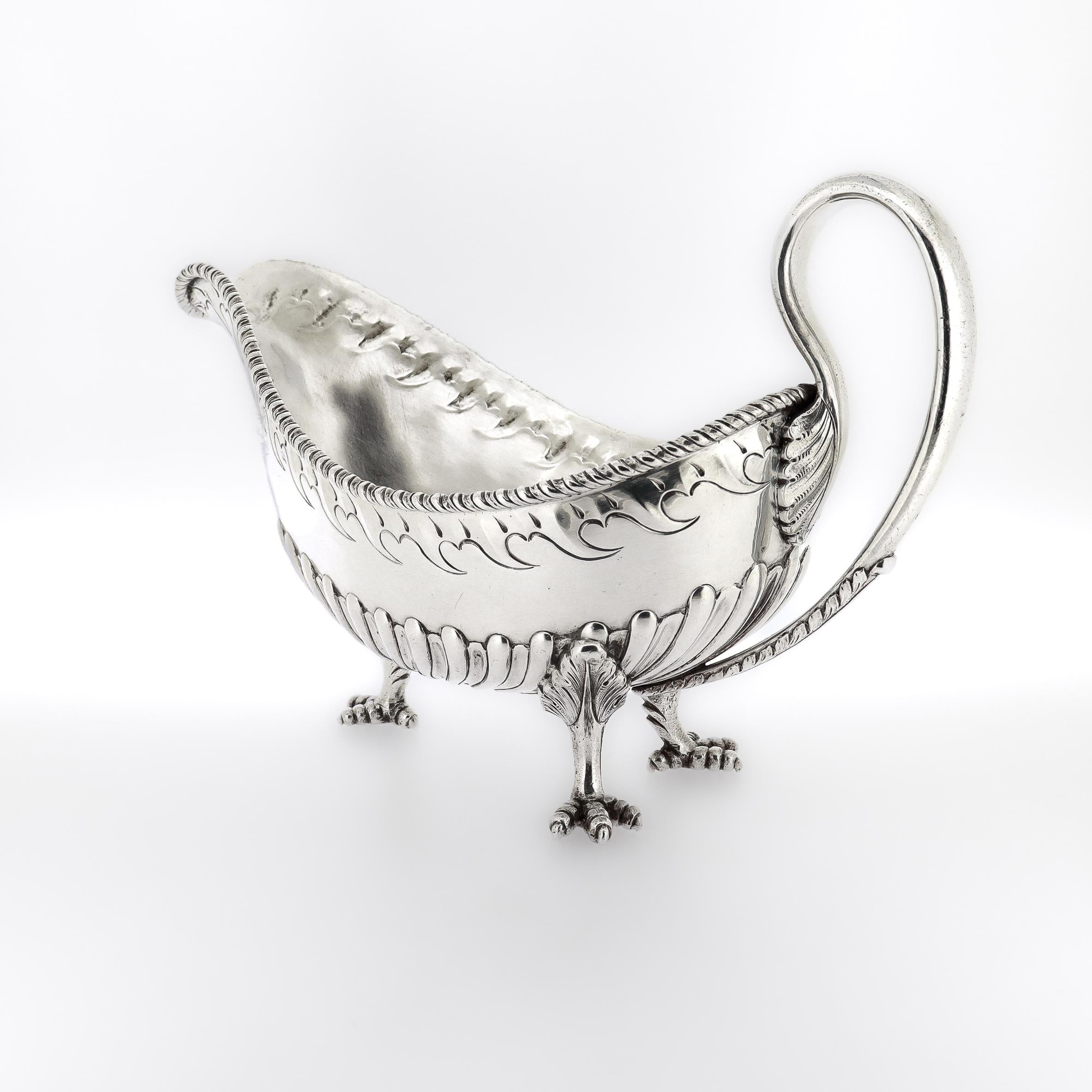 Gran salsera antigua de plata de ley S. Kirk & Son con patas de garra Neoclásico en venta