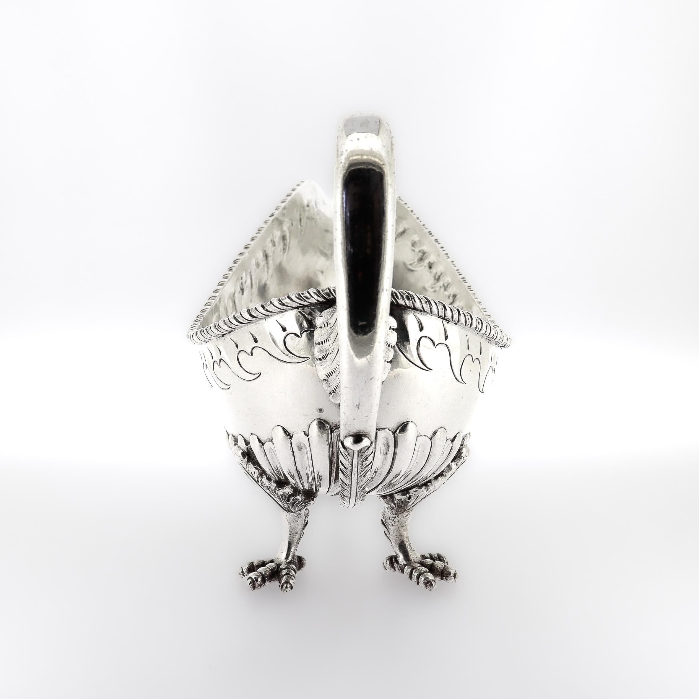Gran salsera antigua de plata de ley S. Kirk & Son con patas de garra Estadounidense en venta