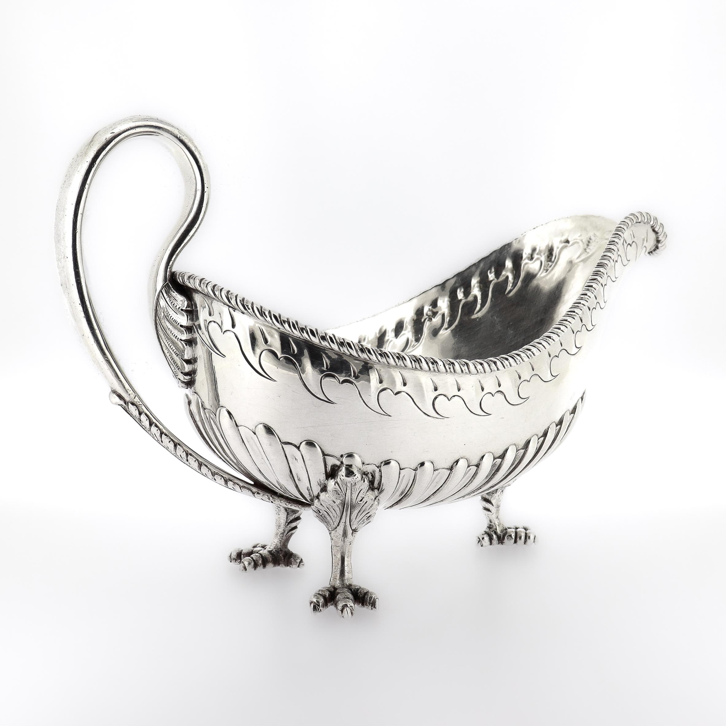 Gran salsera antigua de plata de ley S. Kirk & Son con patas de garra en Bueno estado para la venta en Philadelphia, PA