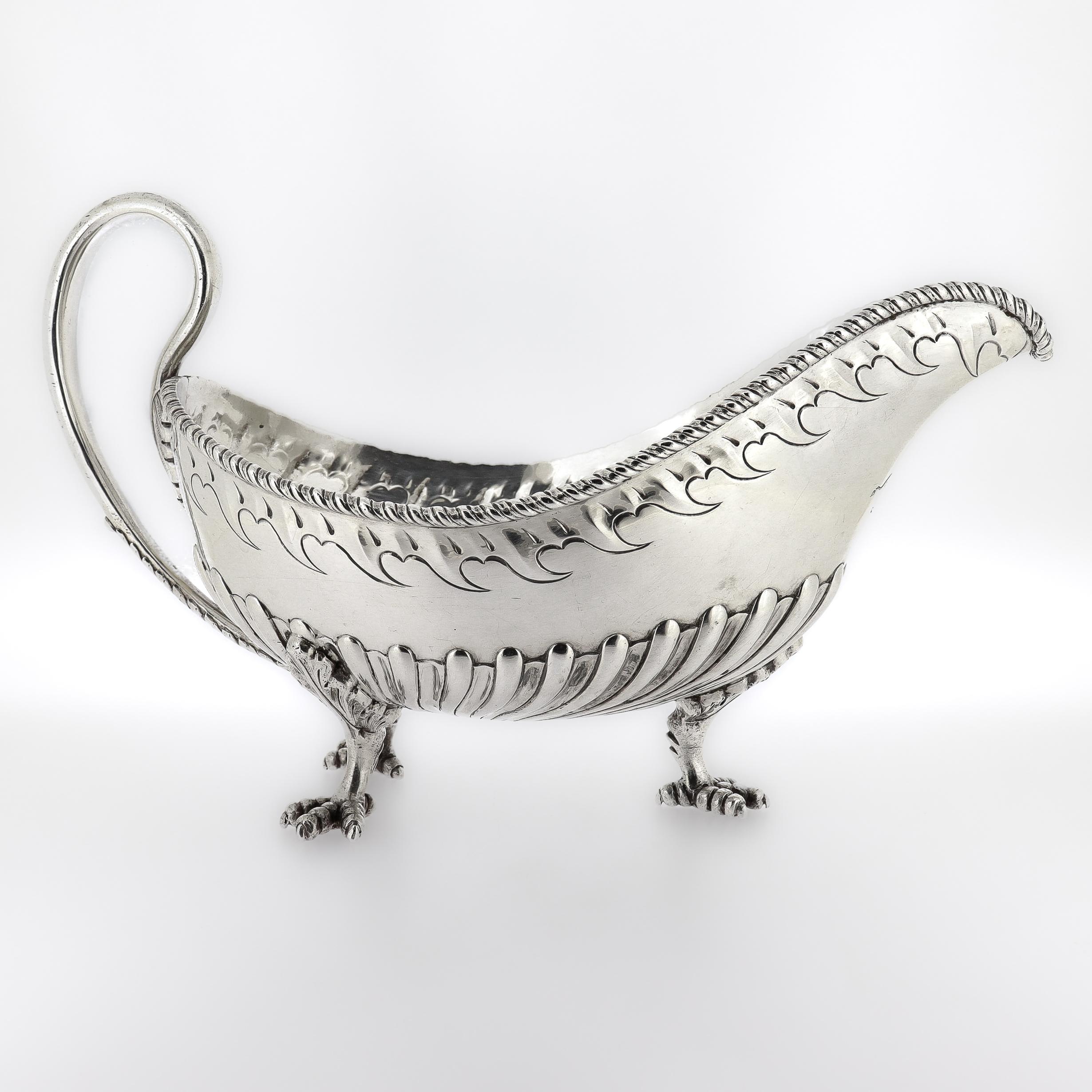 Gran salsera antigua de plata de ley S. Kirk & Son con patas de garra siglo XX en venta