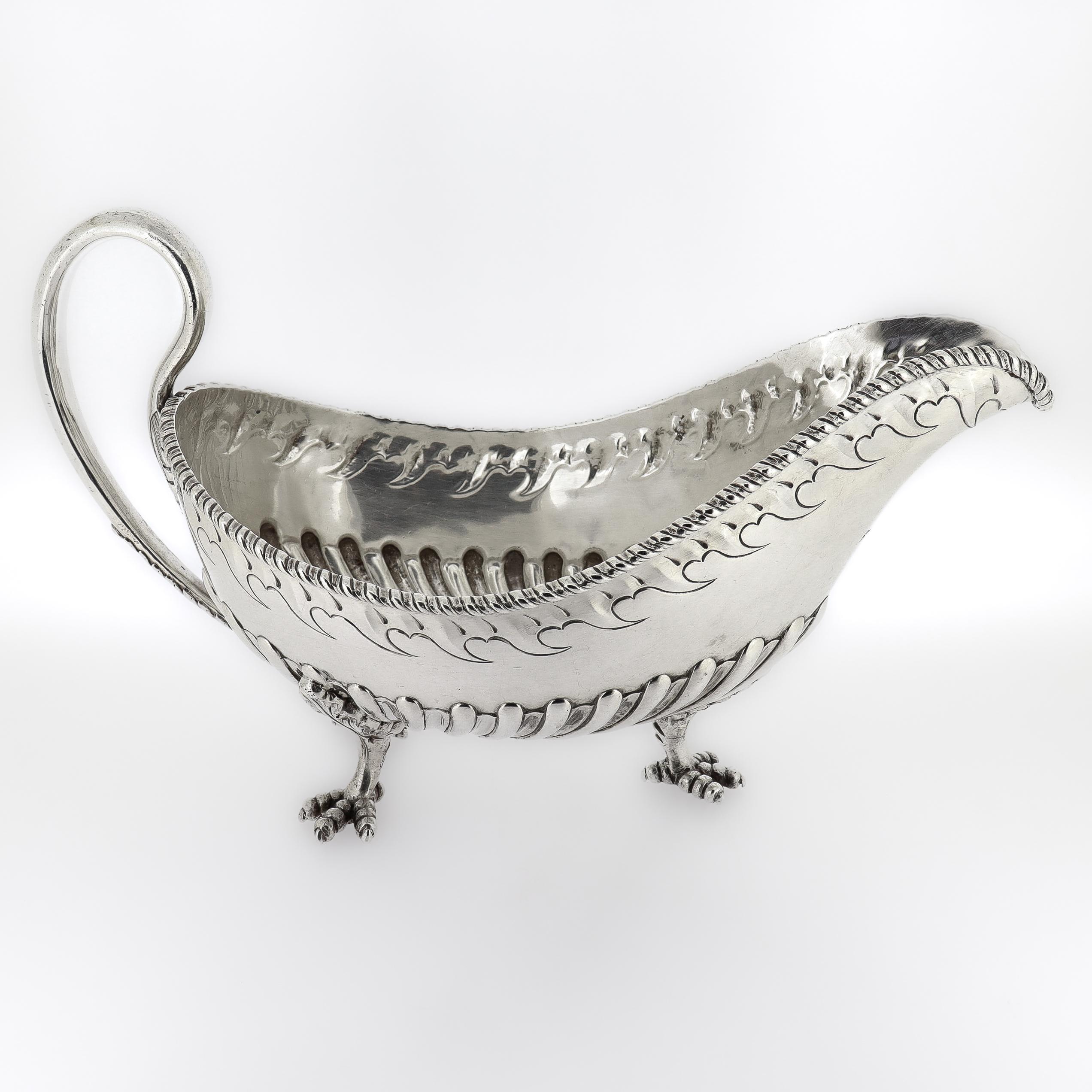 Gran salsera antigua de plata de ley S. Kirk & Son con patas de garra Plata esterlina en venta