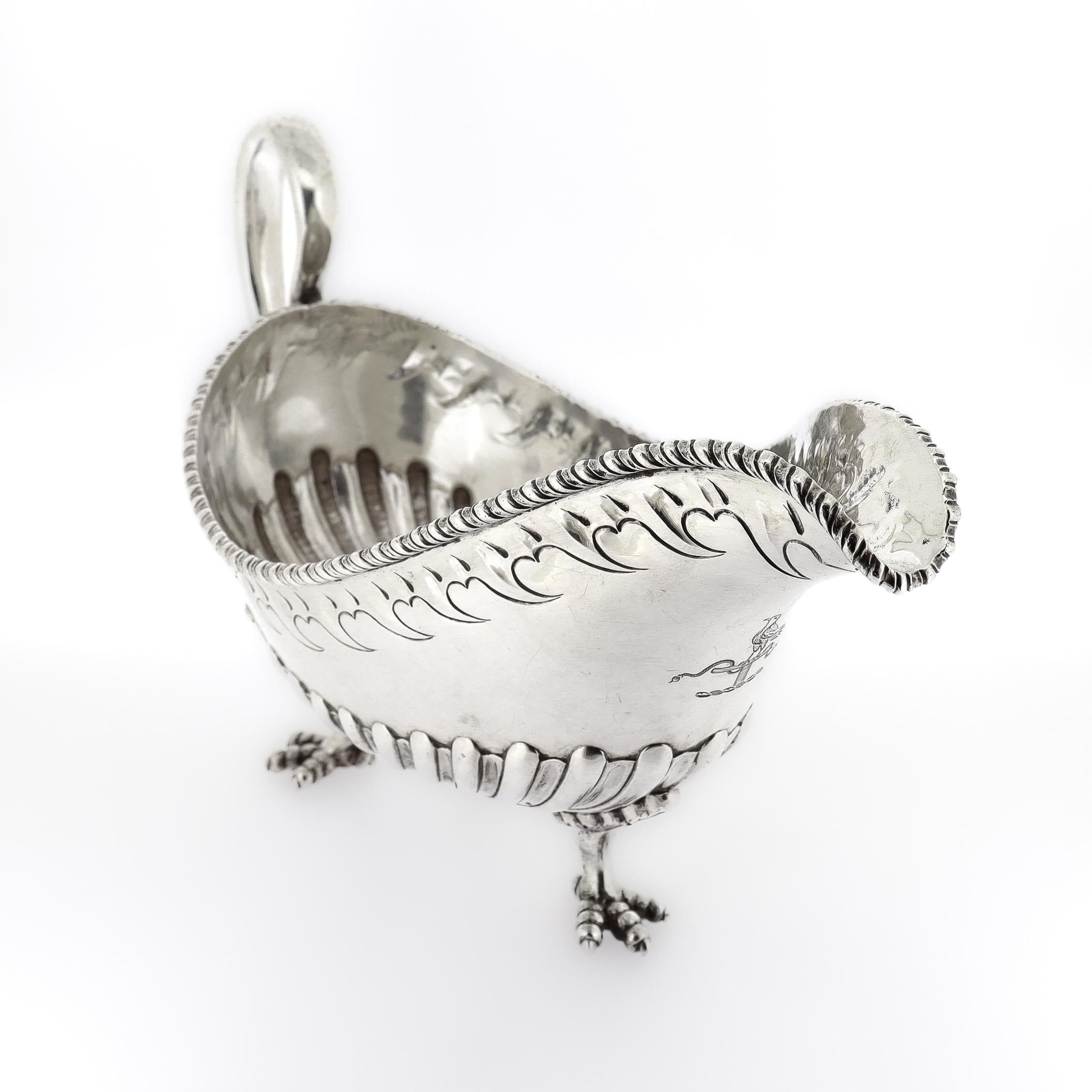 Gran salsera antigua de plata de ley S. Kirk & Son con patas de garra en venta 1