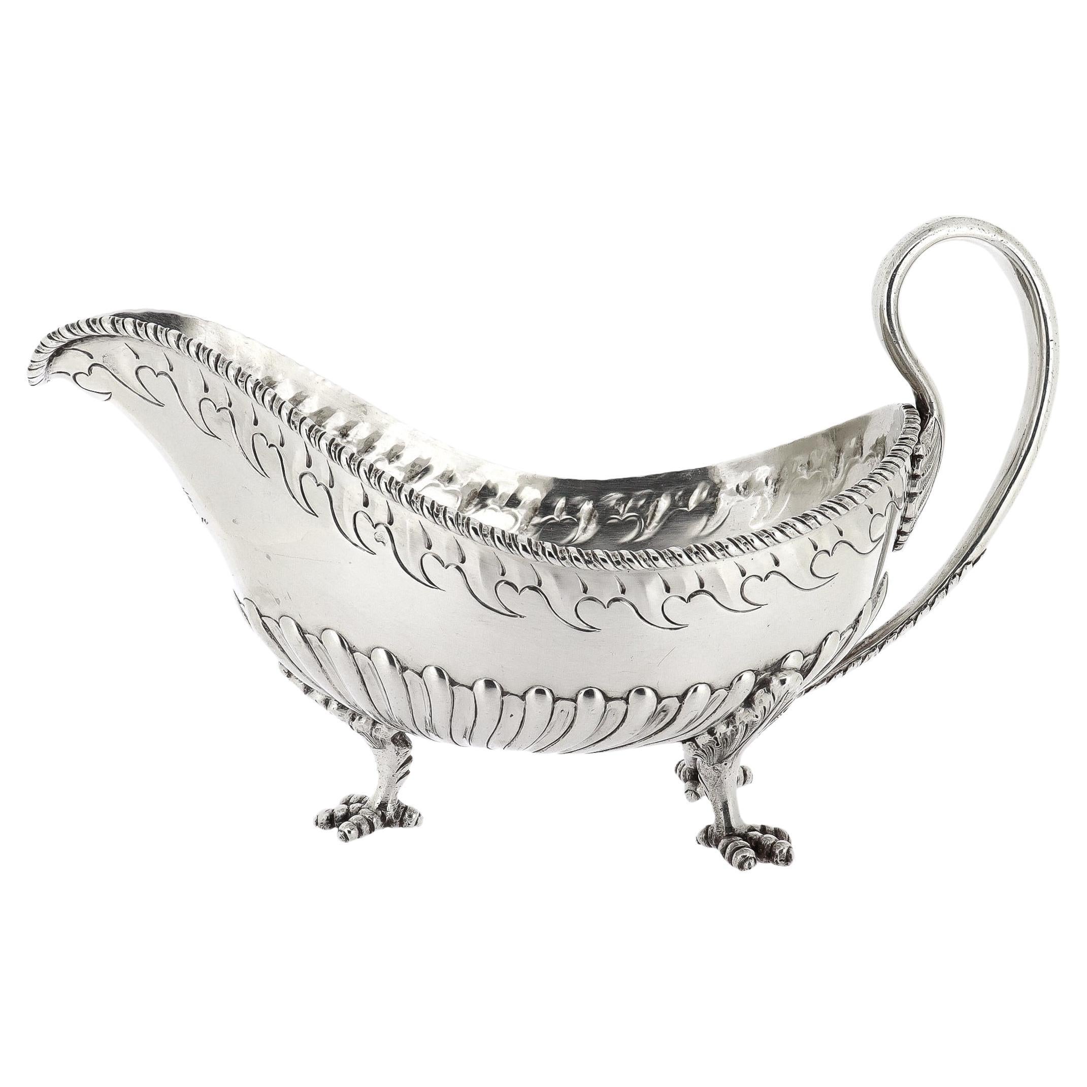 Gran salsera antigua de plata de ley S. Kirk & Son con patas de garra