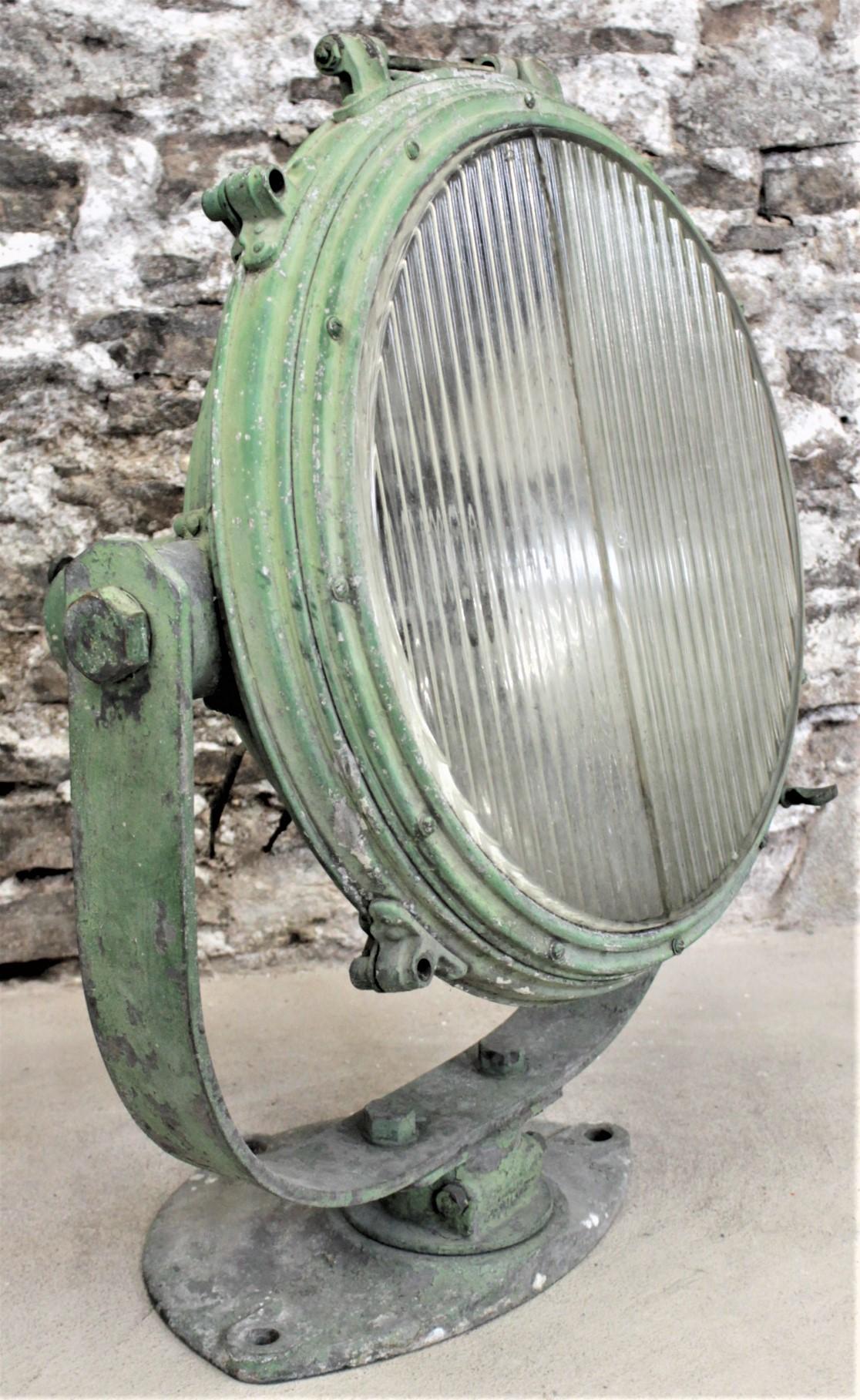 Ce grand et substantiel projecteur nautique industriel Art déco a été fabriqué par la Pyle & National Company de Chicago Illinois vers 1925 dans le style industriel Art déco de l'époque. Il n'y a pas de provenance pour ce luminaire, cette société