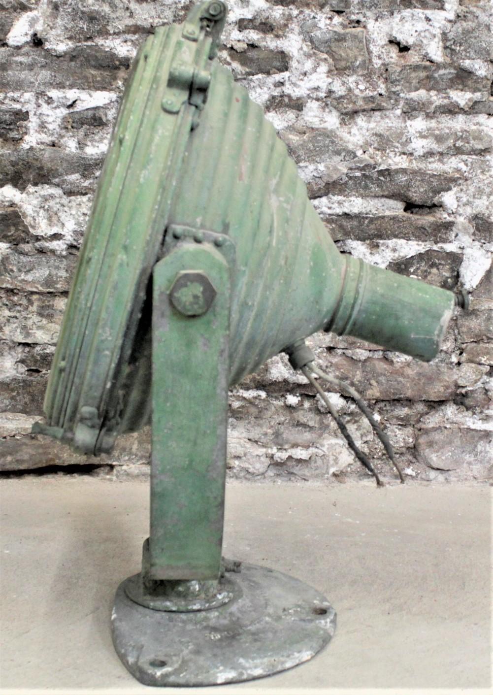 Grande Antiquité récupérée Pyle National Co. Lampe nautique ou marine État moyen - En vente à Hamilton, Ontario