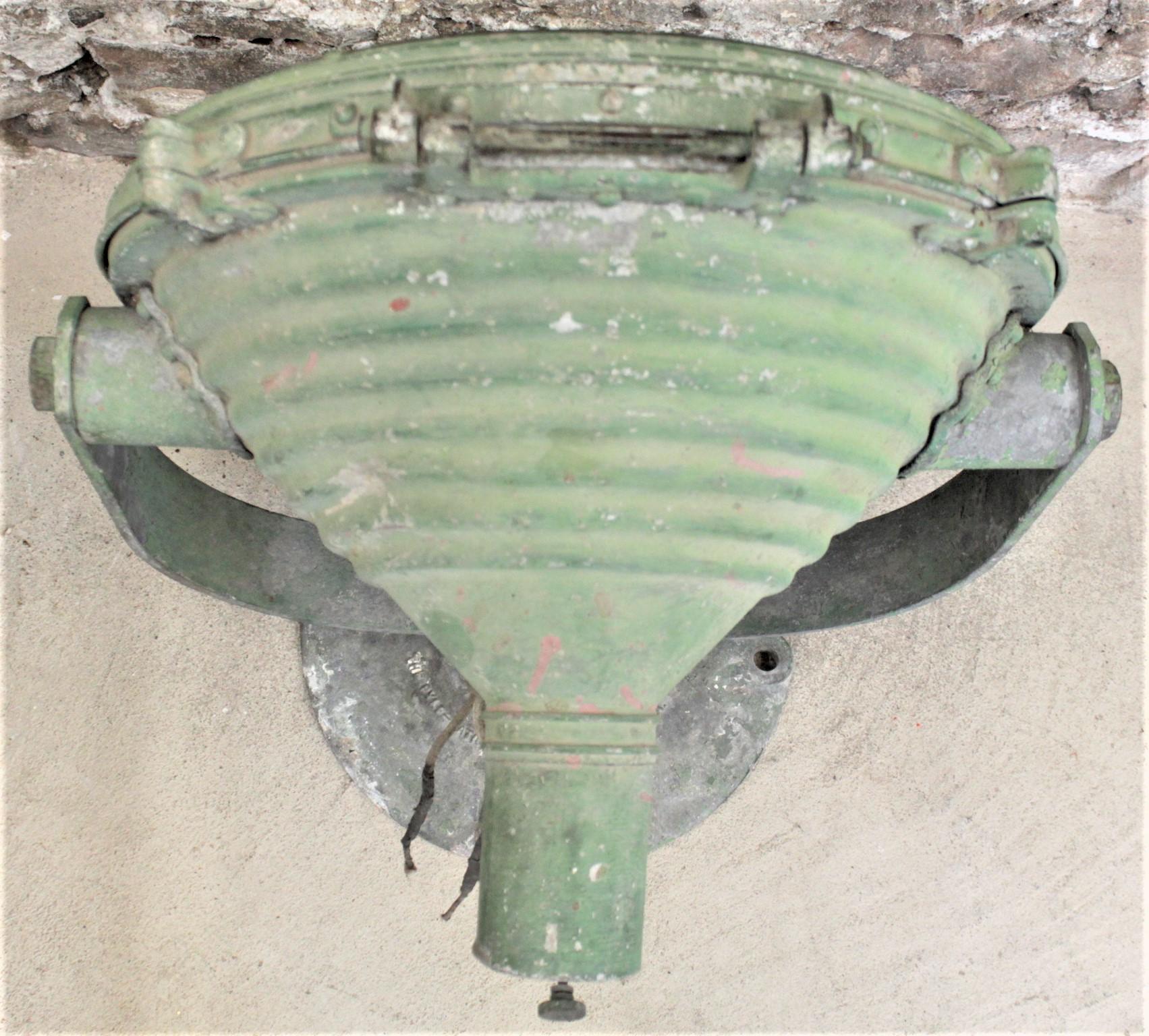 20ième siècle Grande Antiquité récupérée Pyle National Co. Lampe nautique ou marine en vente