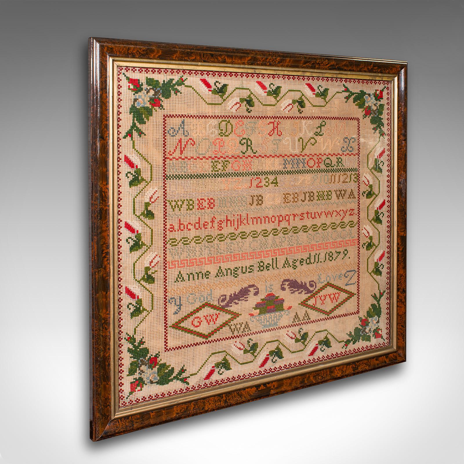 
Se trata de un gran muestrario escolar antiguo. Muestra inglesa de bordado de pupila de aguja con cartel político en el verso, de la época victoriana, hacia 1880.

Delicioso muestrario con un fascinante cartel de la época victoriana en el