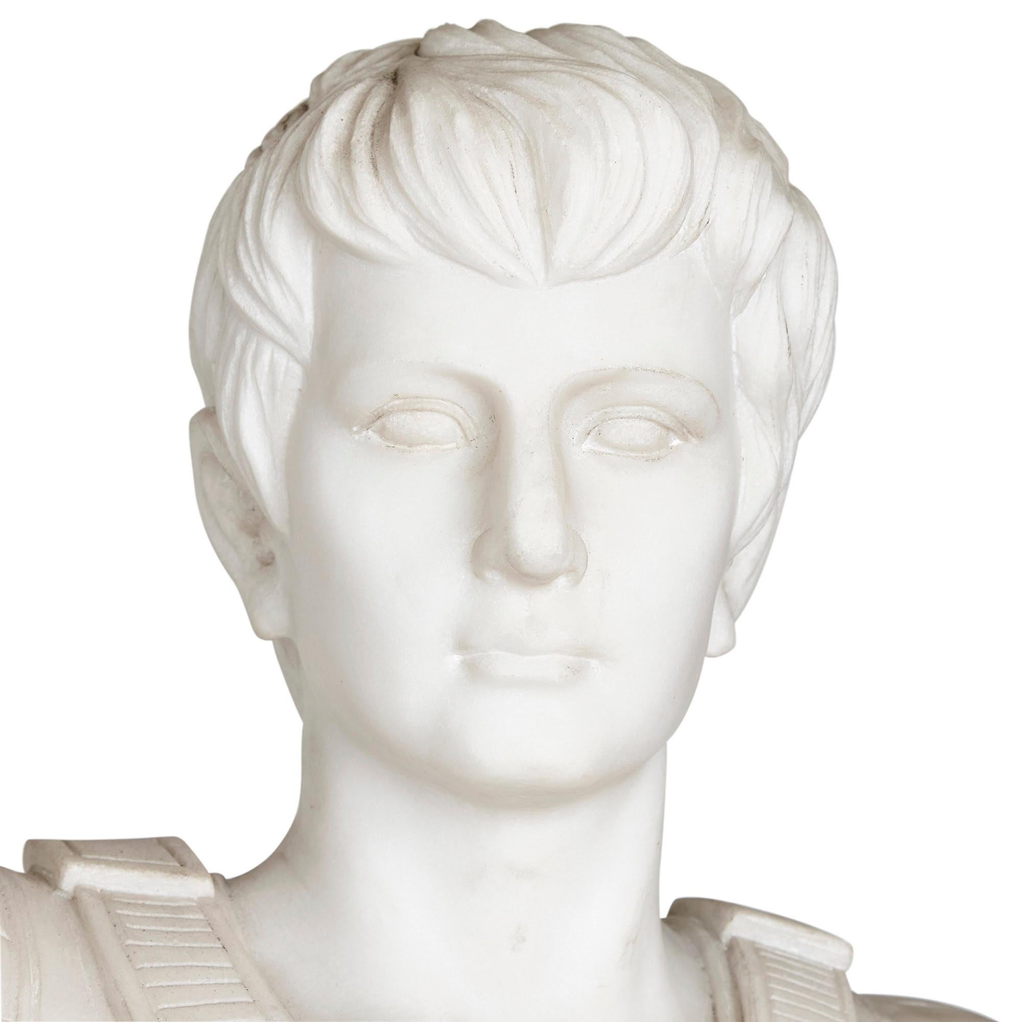 Romain classique Grande figurine ancienne en marbre sculpté de Caesar Augustus en vente
