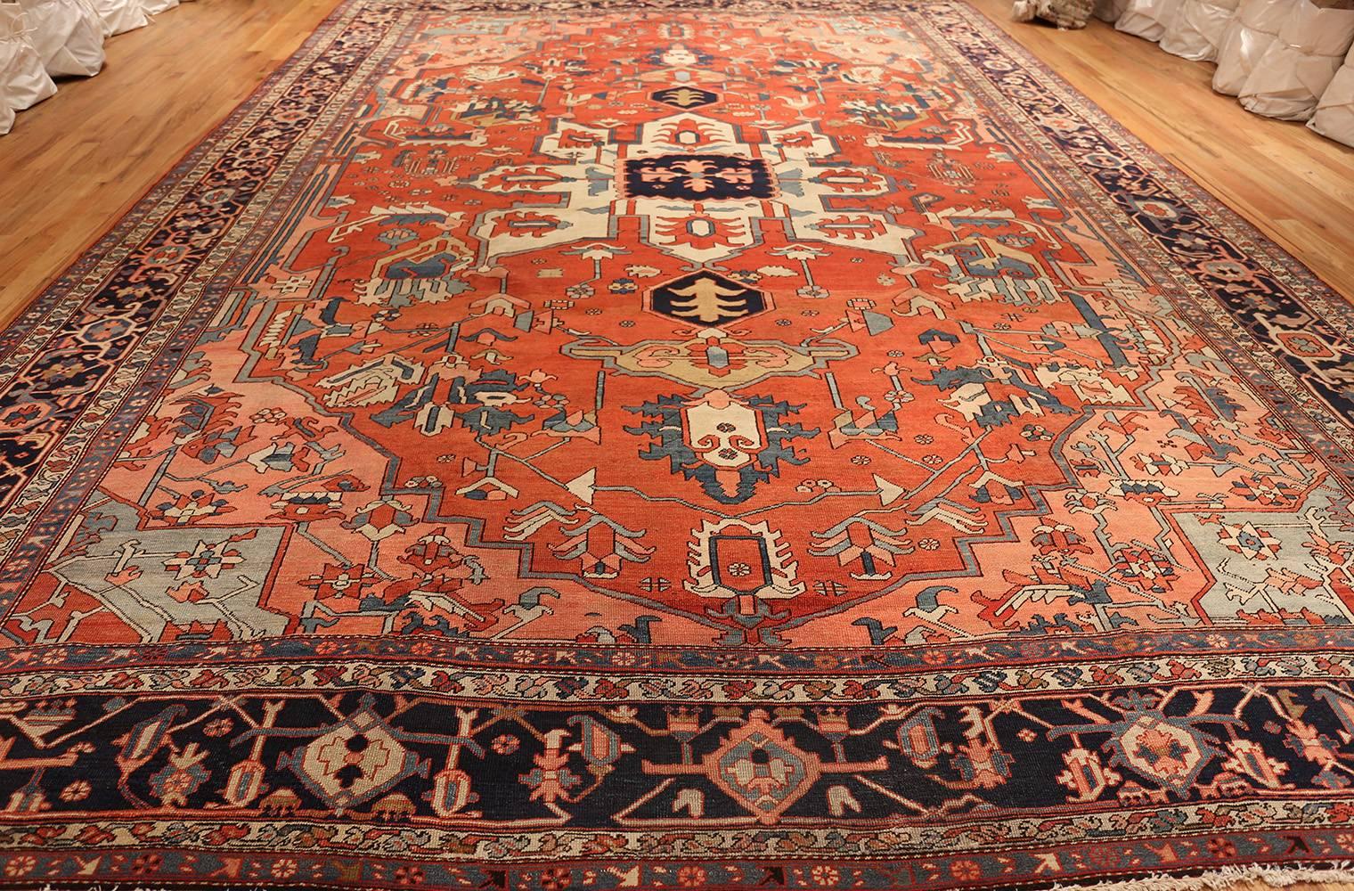 Antique Serapi Persian Rug. Size: 12 ft x 17 ft 6 in In Good Condition For Sale In New York, NY
