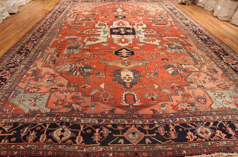 20th Century Large Antique Serapi Persian Rug. Size: 12 ft x 17 ft 6 in (3.66 m x 5.33 m) For Sale