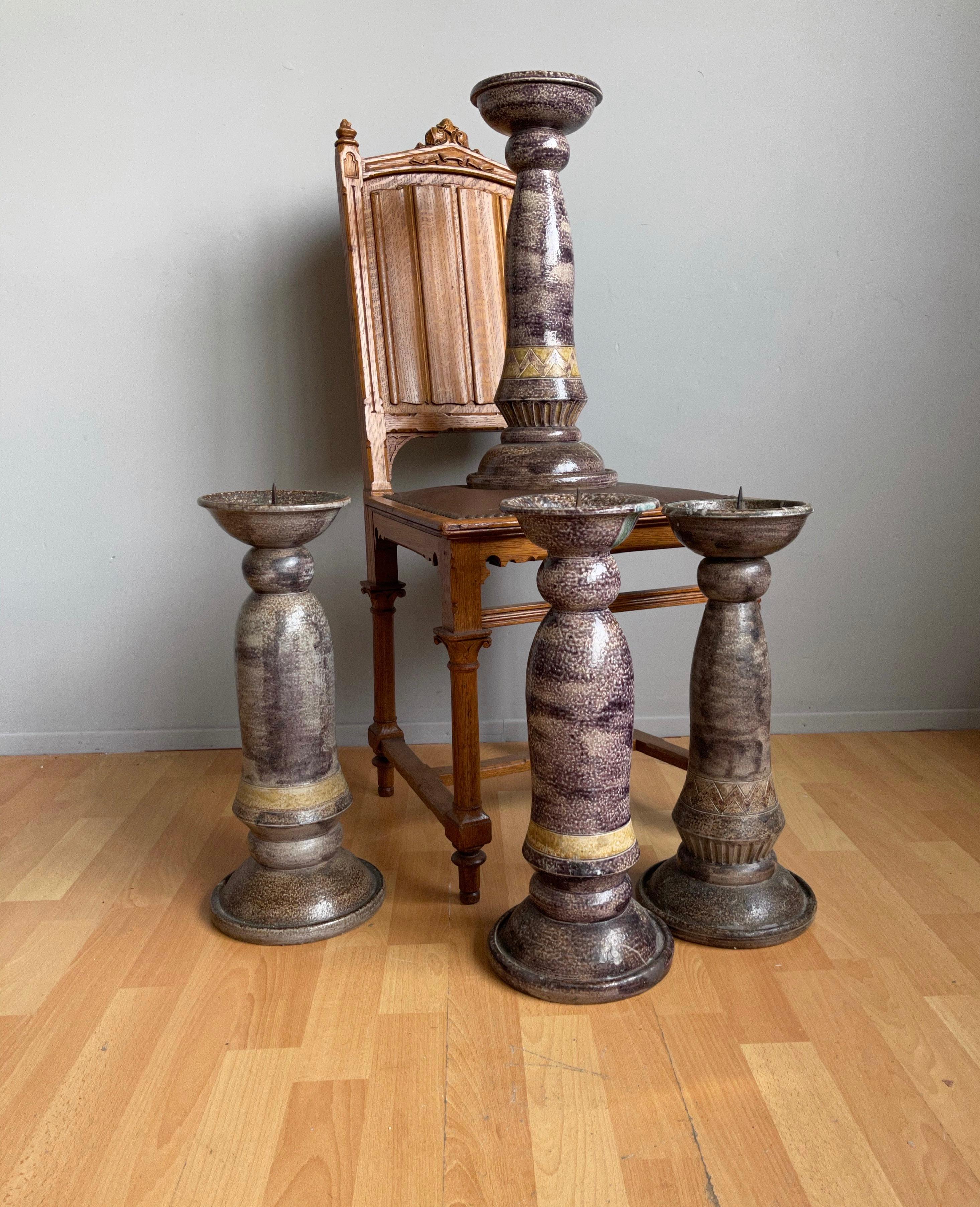 Großes antikes Set von vier handgefertigten glasierten Kerzenständern aus Keramik für den Kirchenaltar (Neugotik) im Angebot