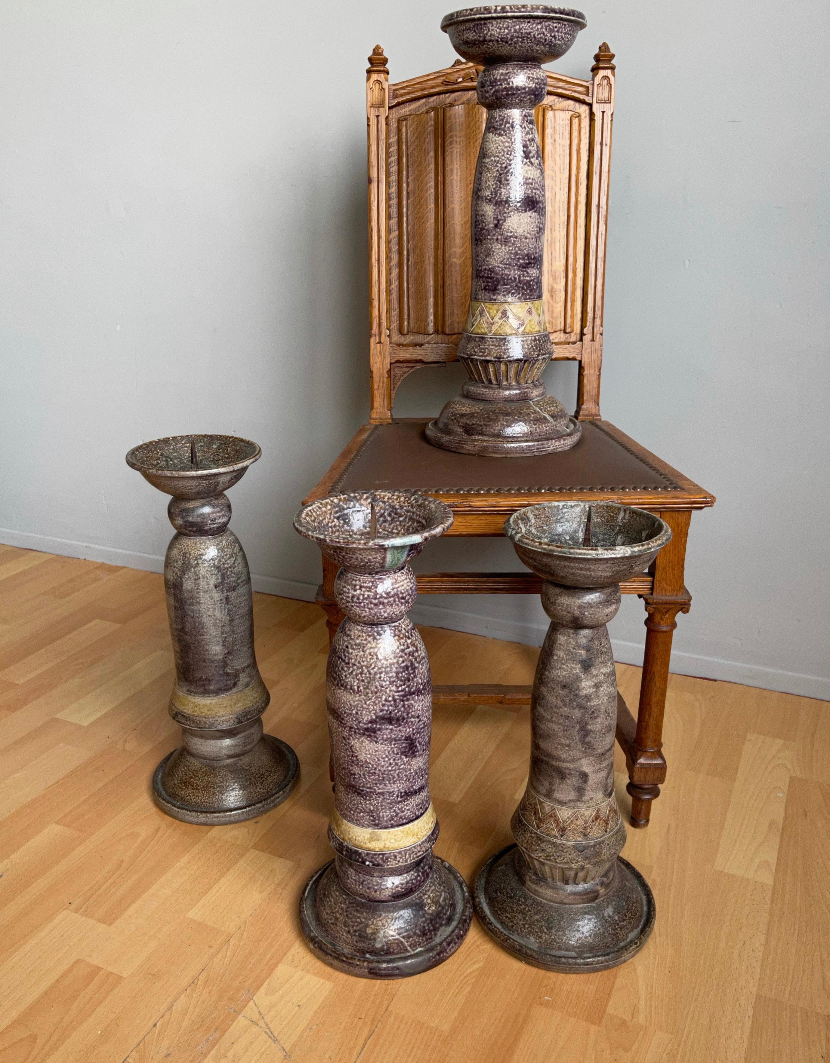 Großes antikes Set von vier handgefertigten glasierten Kerzenständern aus Keramik für den Kirchenaltar (Europäisch) im Angebot