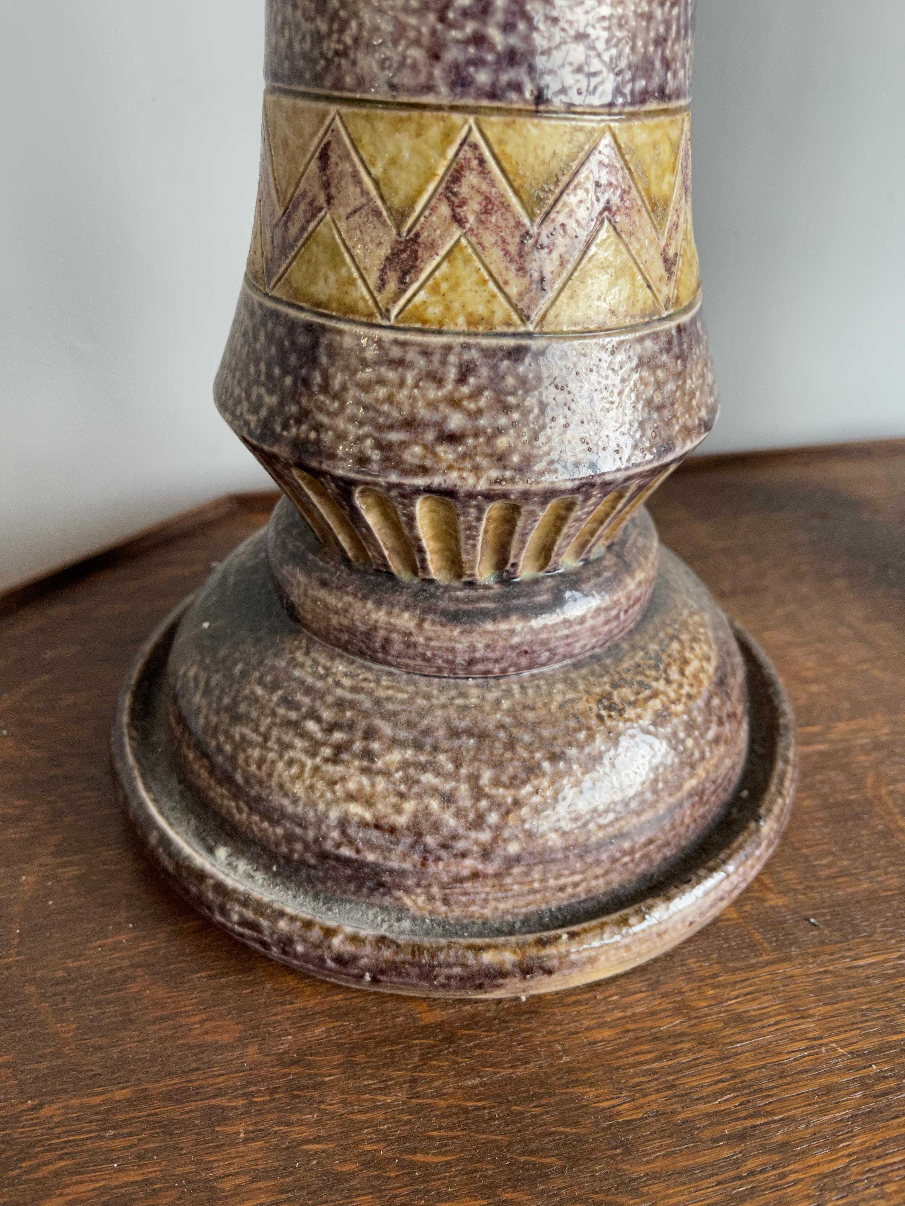 Großes antikes Set von vier handgefertigten glasierten Kerzenständern aus Keramik für den Kirchenaltar im Angebot 1