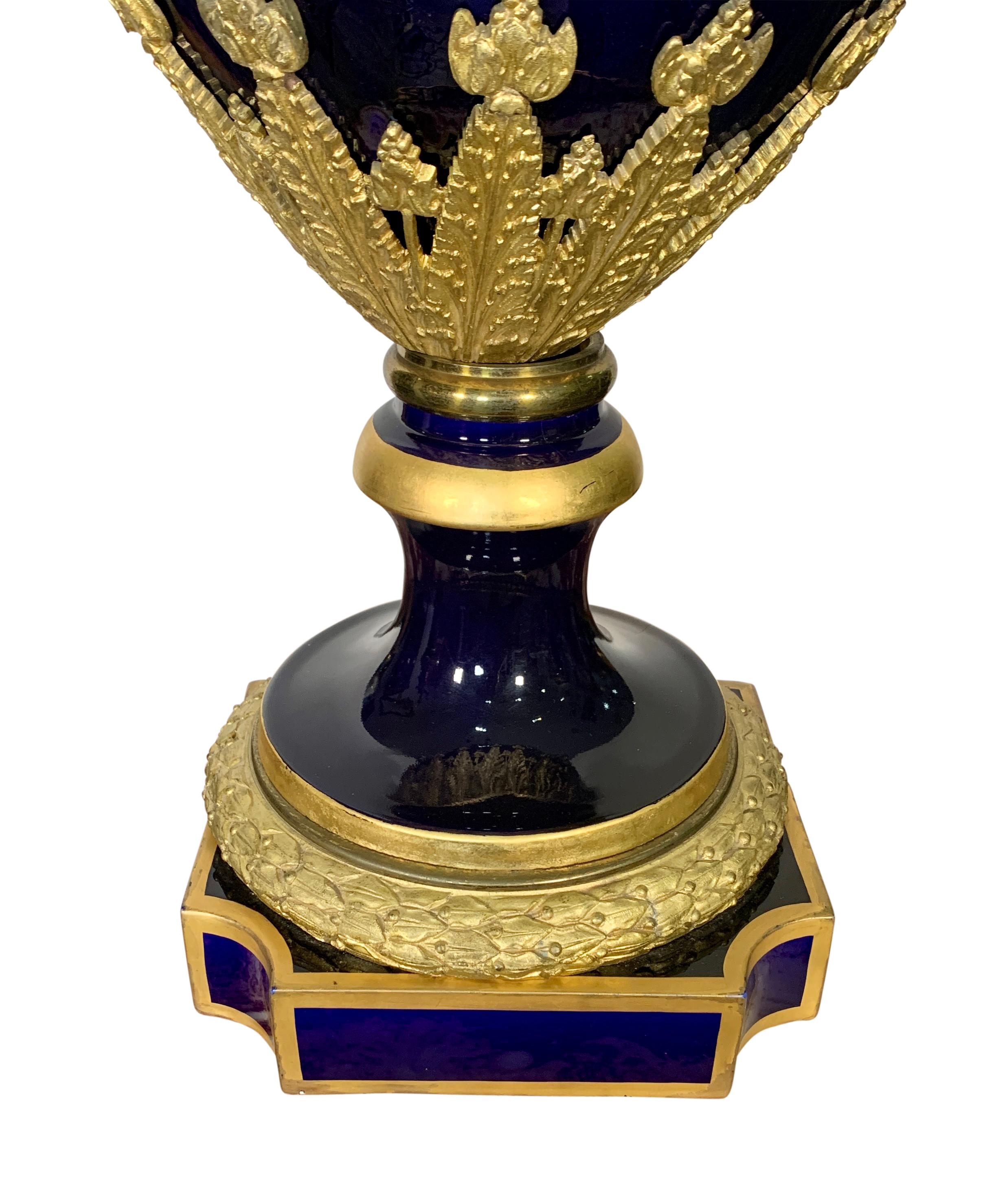 XIX secolo Grande urna coperta antica di Sevres in cobalto e blu con ormolu in vendita