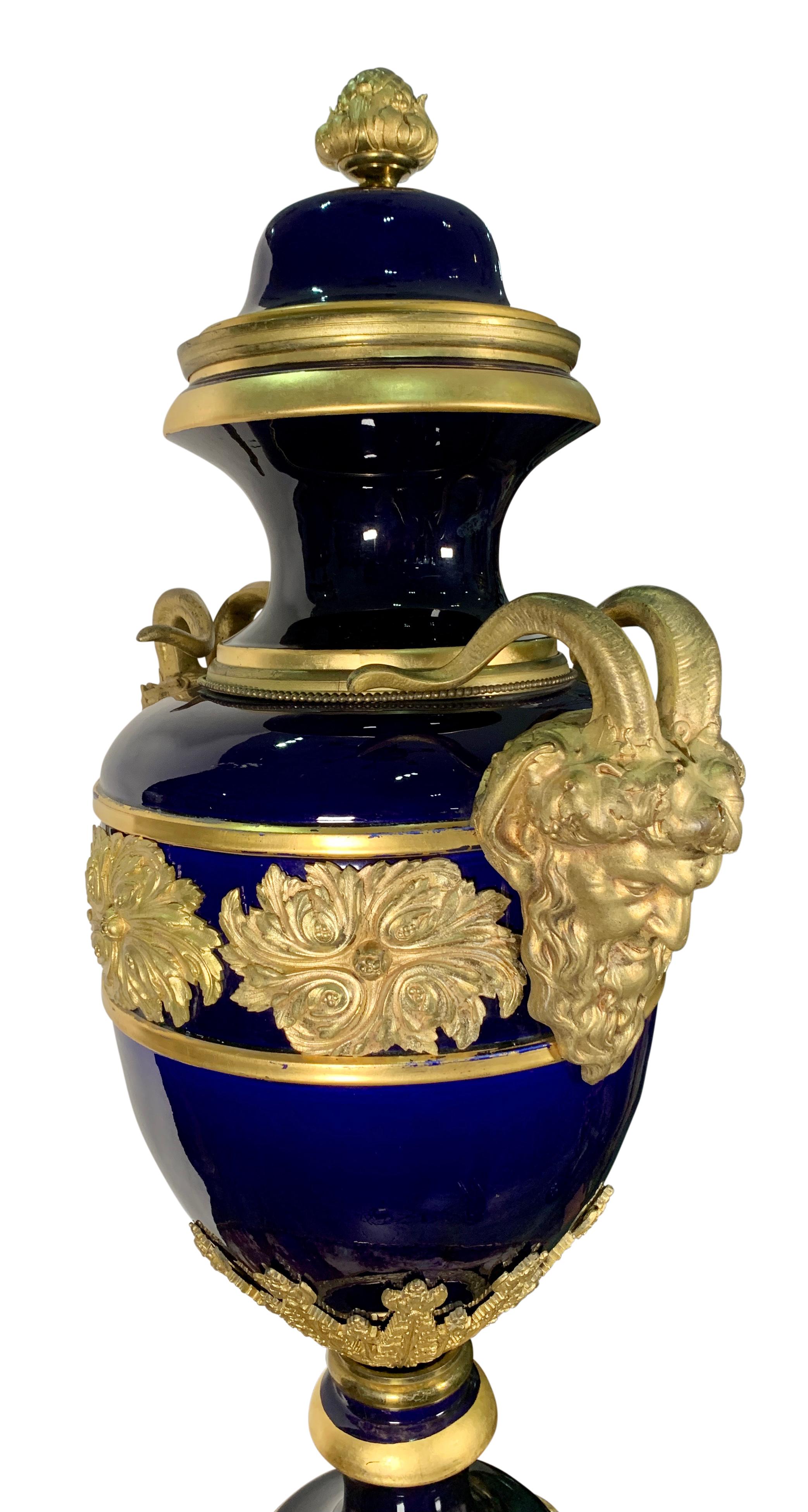 Porcelaine Grande urne couverte ancienne montée en bronze doré au cobalt et au bleu de Sèvres en vente