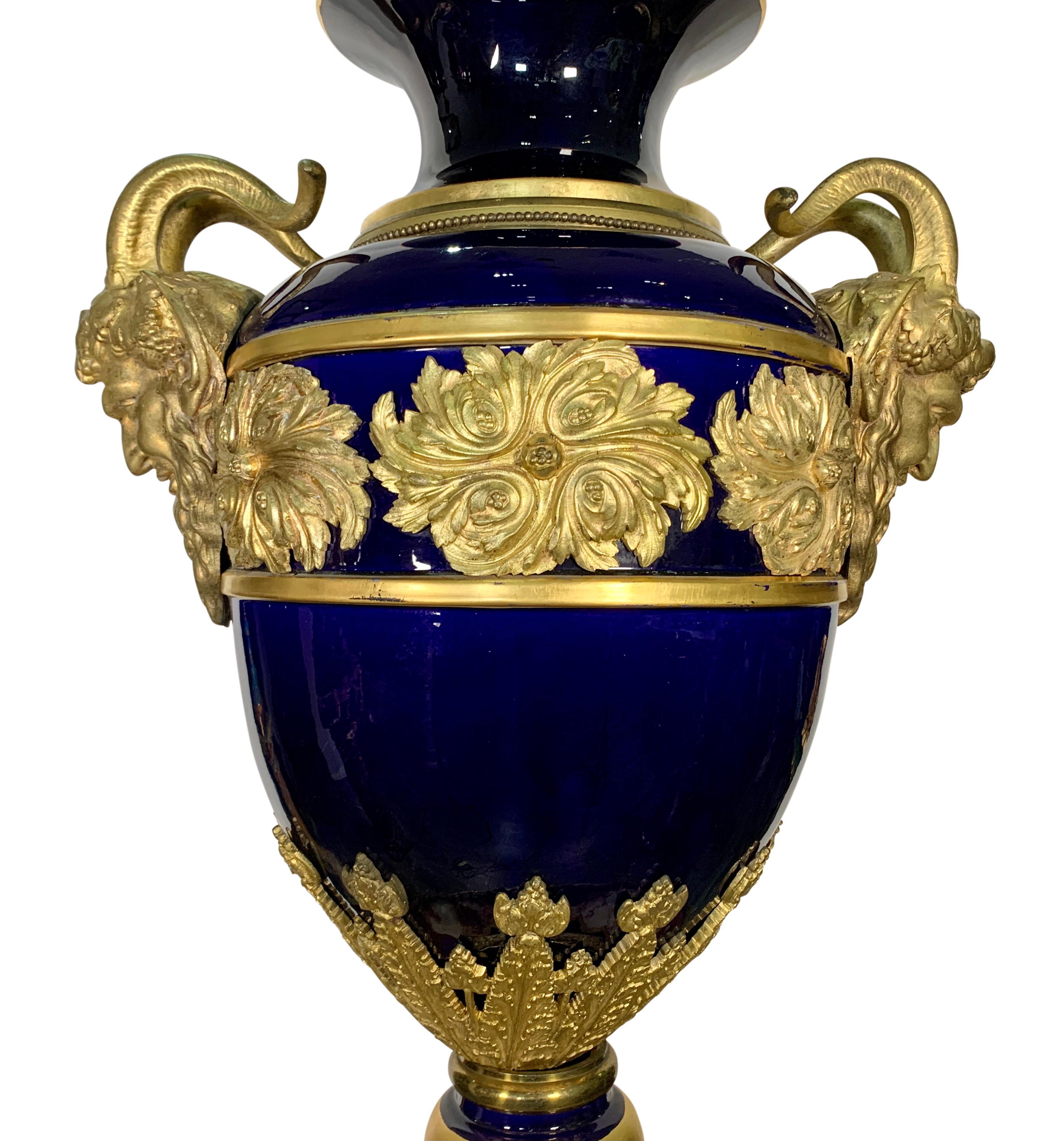 Grande urne couverte ancienne montée en bronze doré au cobalt et au bleu de Sèvres en vente 2