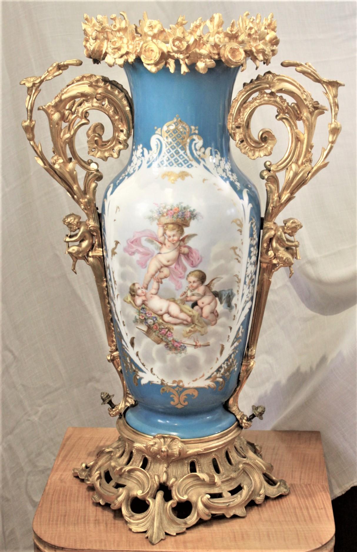 Grand vase ancien en porcelaine peint à la main de style Sèvres avec montures en bronze doré en vente 1