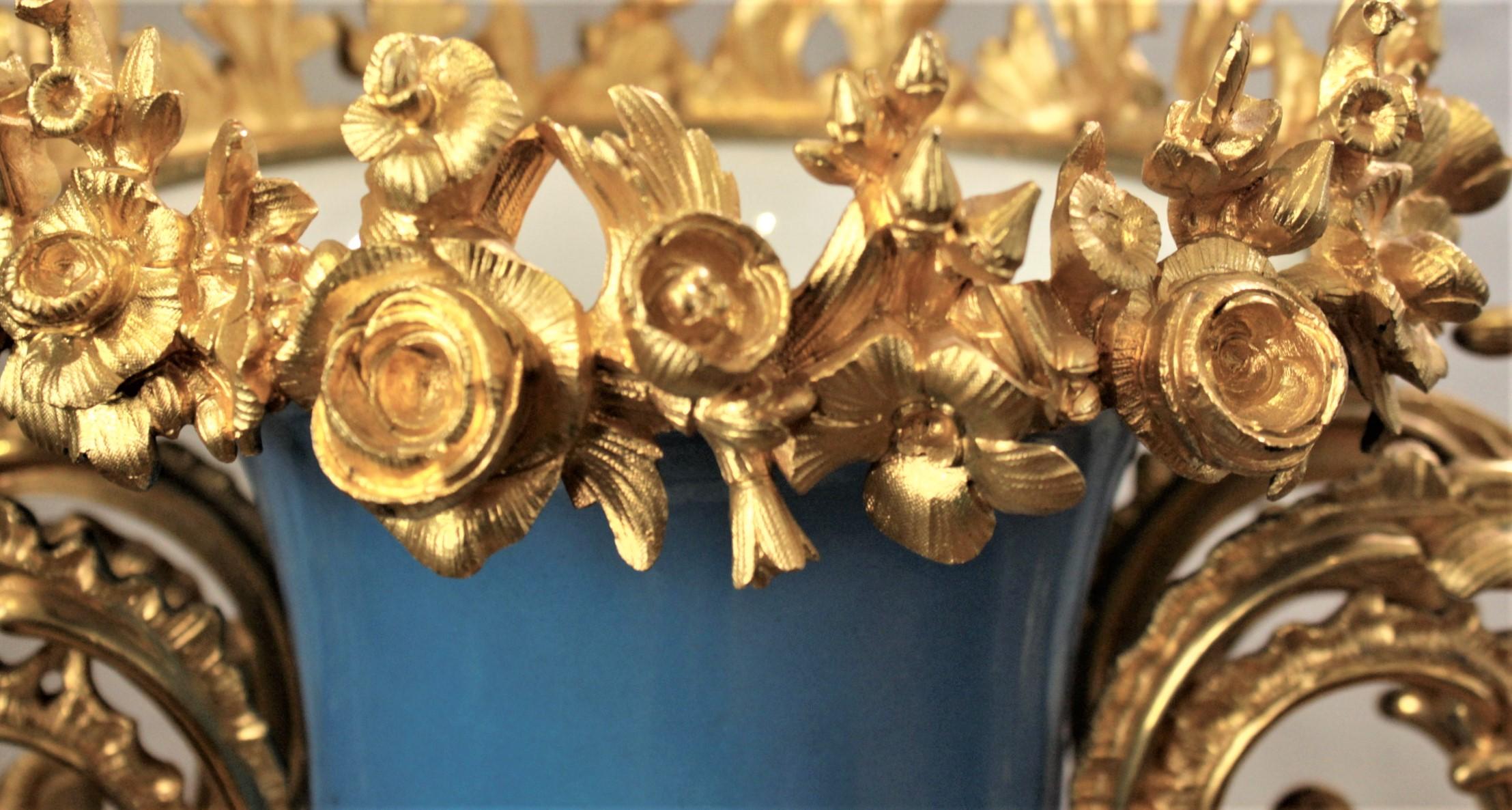 Bronze Grand vase ancien en porcelaine peint à la main de style Sèvres avec montures en bronze doré en vente