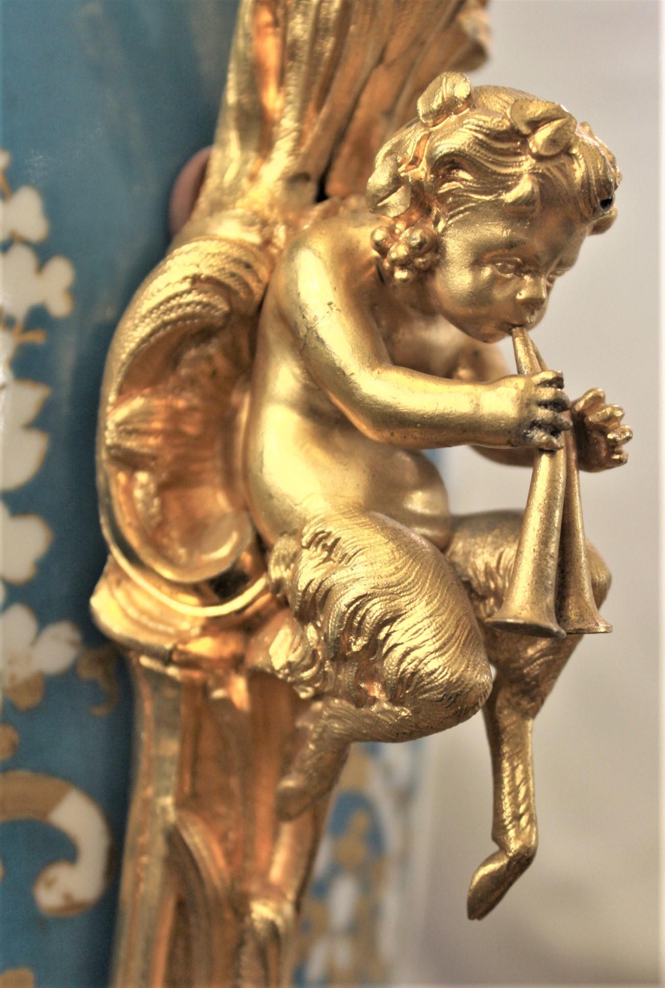 Grand vase ancien en porcelaine peint à la main de style Sèvres avec montures en bronze doré en vente 4