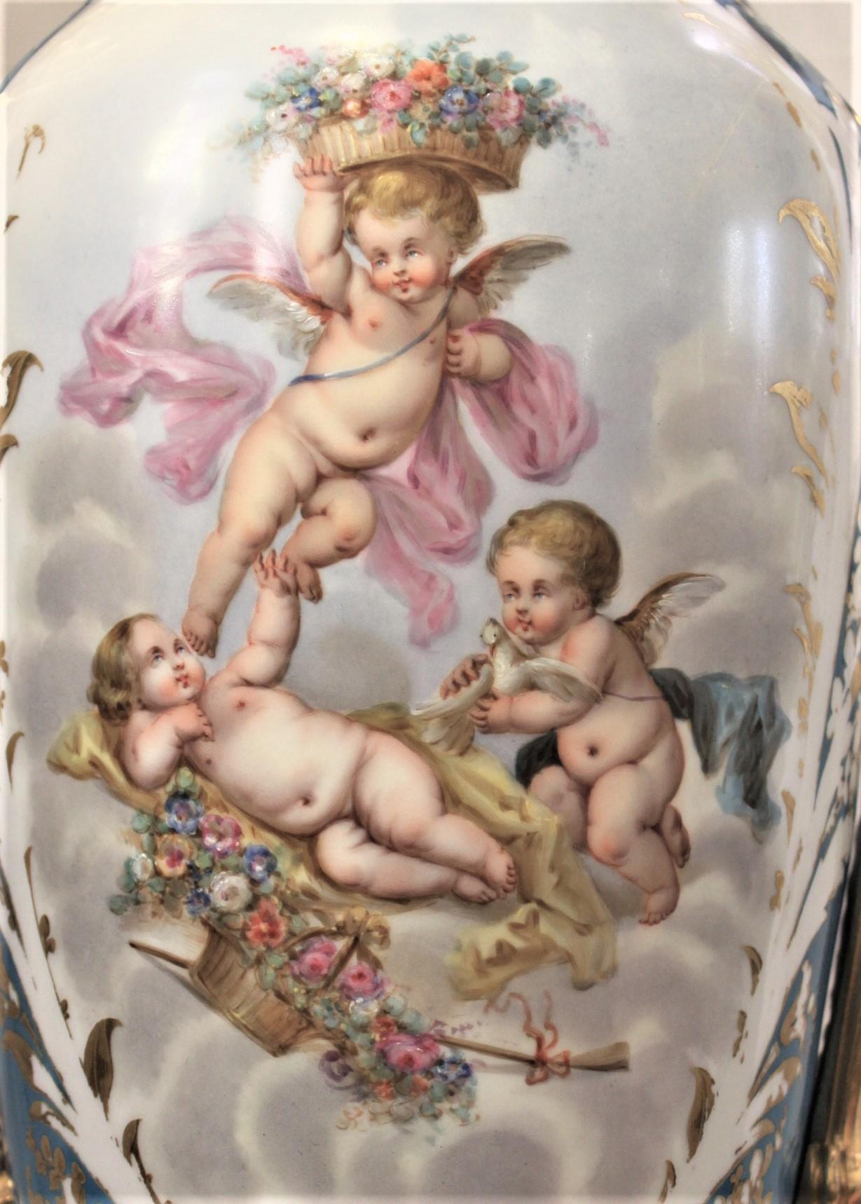 Grand vase ancien en porcelaine peint à la main de style Sèvres avec montures en bronze doré en vente 7