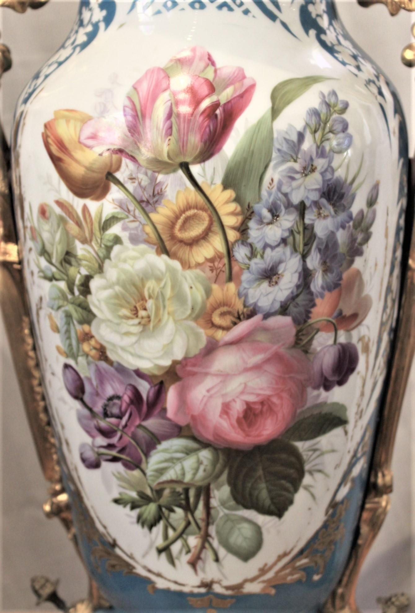 Grand vase ancien en porcelaine peint à la main de style Sèvres avec montures en bronze doré en vente 8