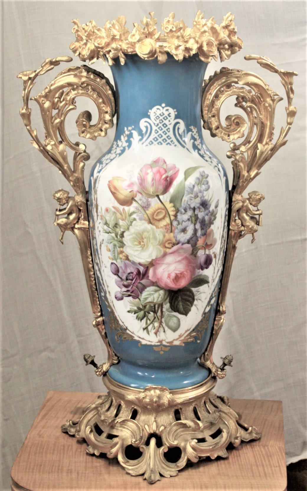 Louis XVI Grand vase ancien en porcelaine peint à la main de style Sèvres avec montures en bronze doré en vente