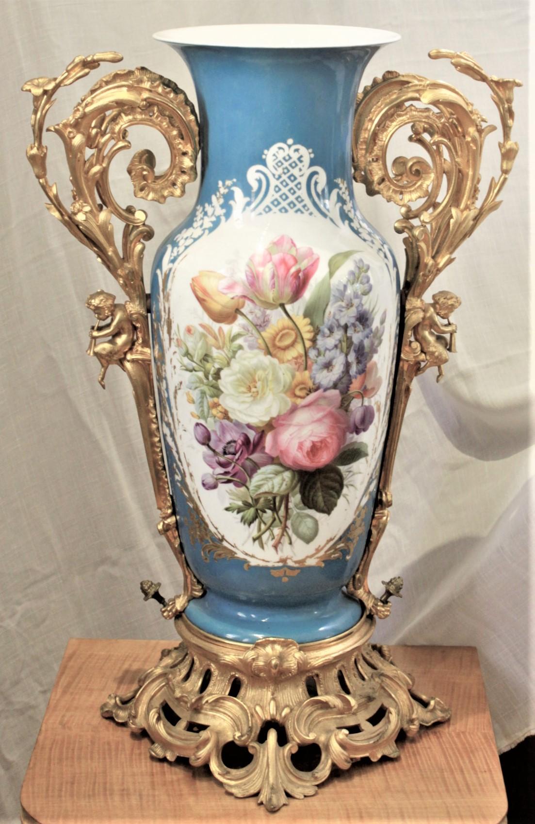 Français Grand vase ancien en porcelaine peint à la main de style Sèvres avec montures en bronze doré en vente